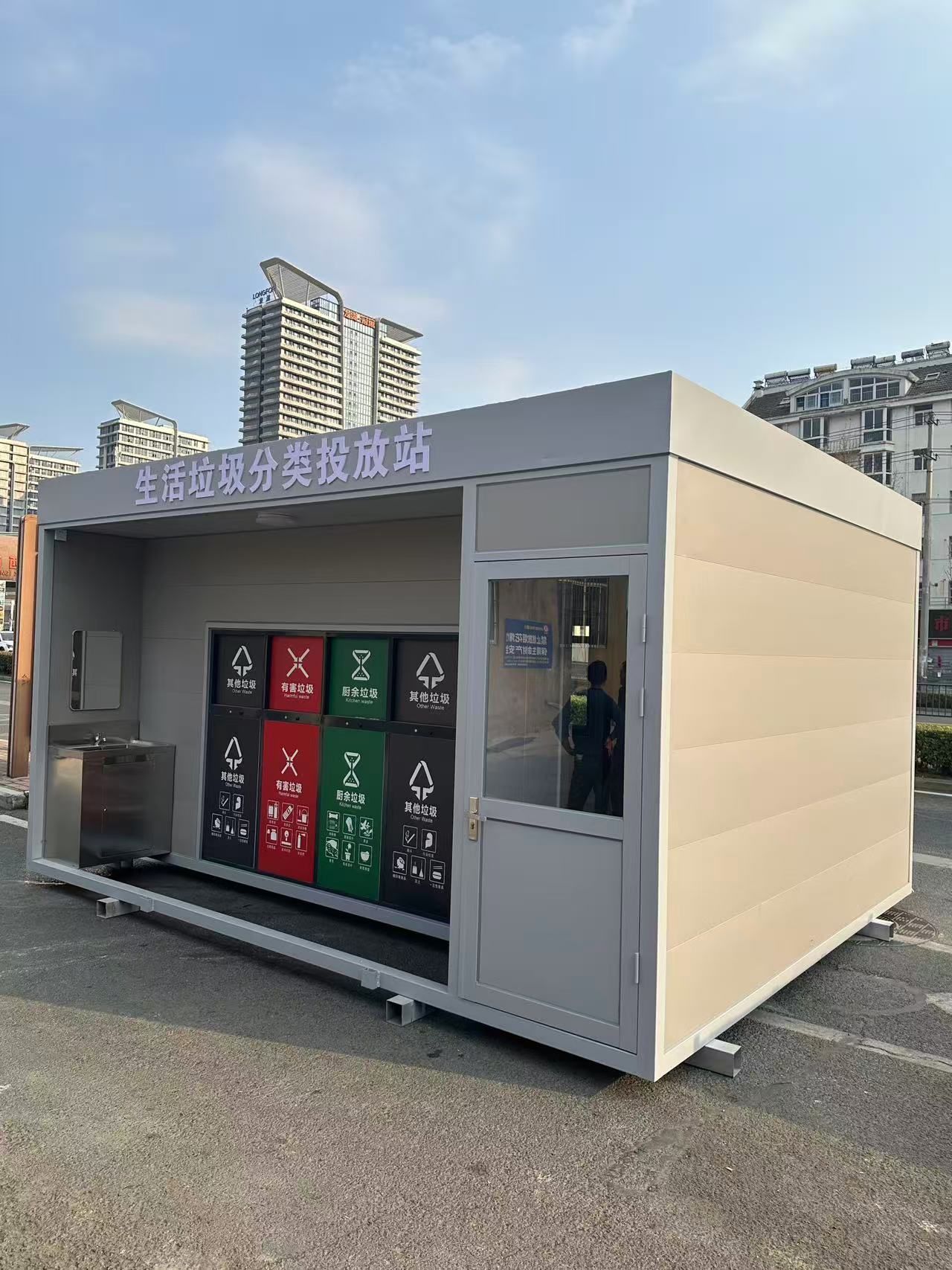 应用于文旅景区的定制化垃圾分类房，与古建筑风格和谐统一