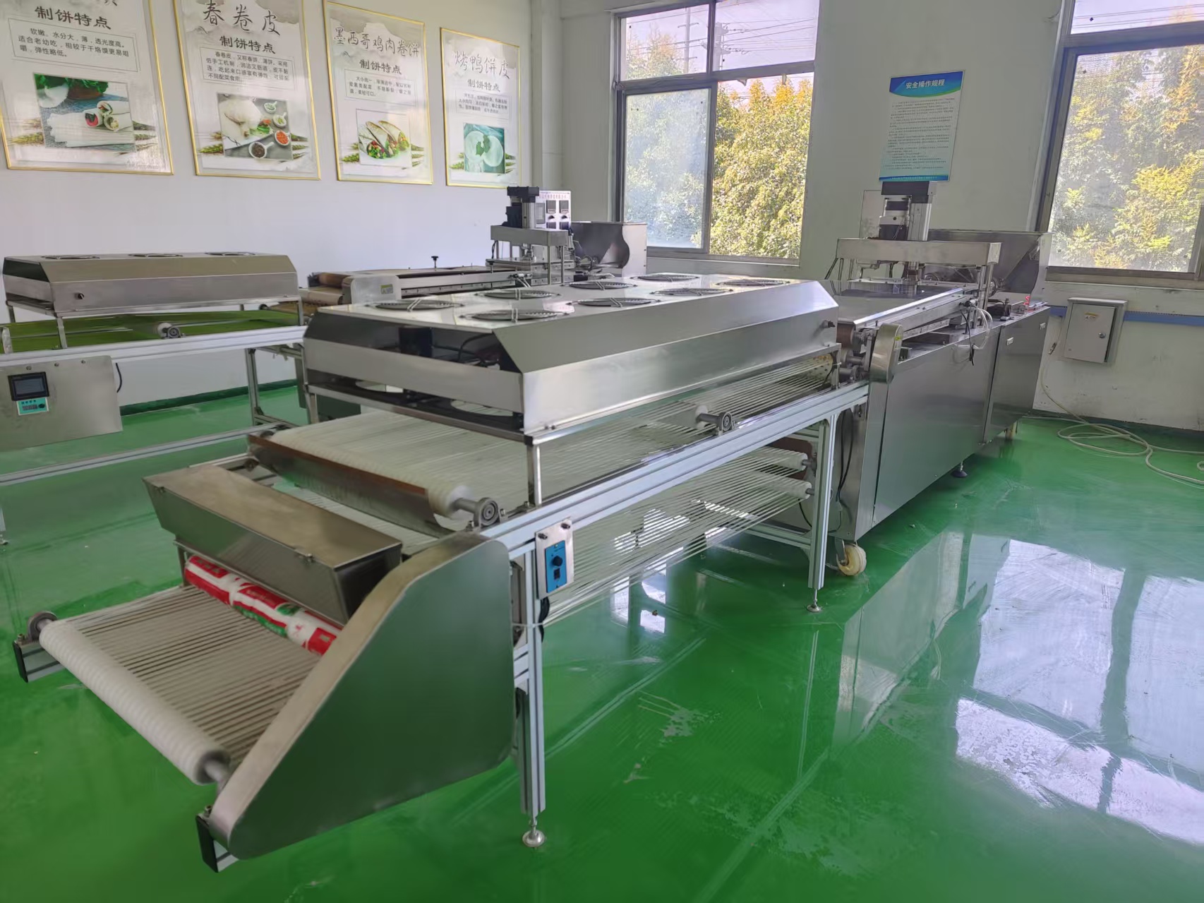 卷饼机生产线工作场景