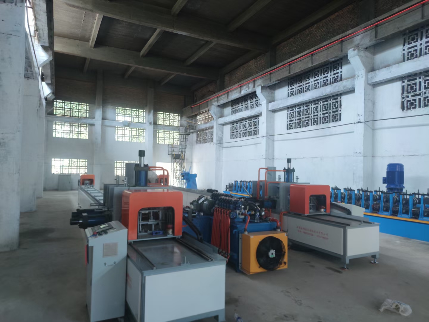 冲孔机工作场景