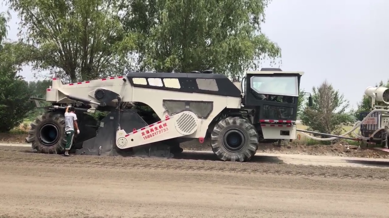 水泥板破碎机作业现场