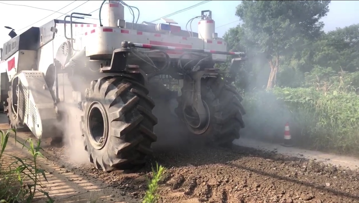 冷再生机施工现场