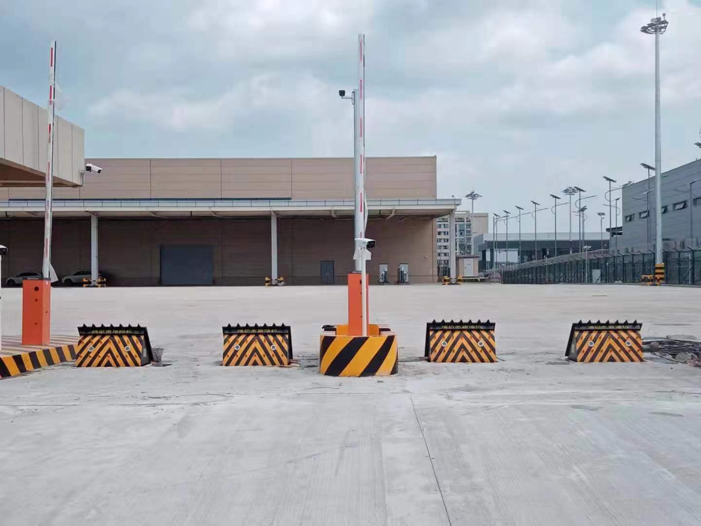 液壓翻板路障機安裝實例