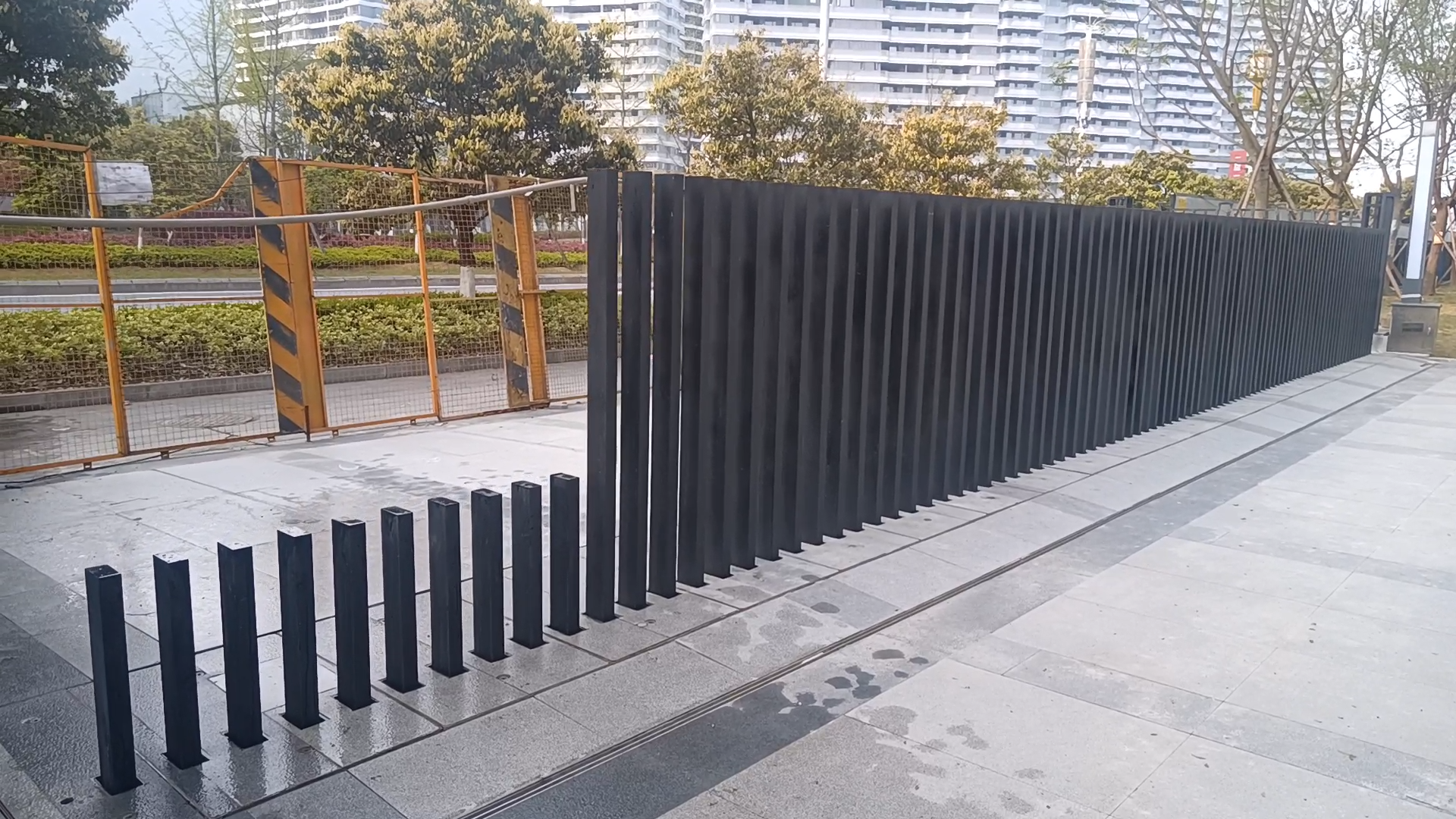 升降栅栏门安装案例图
