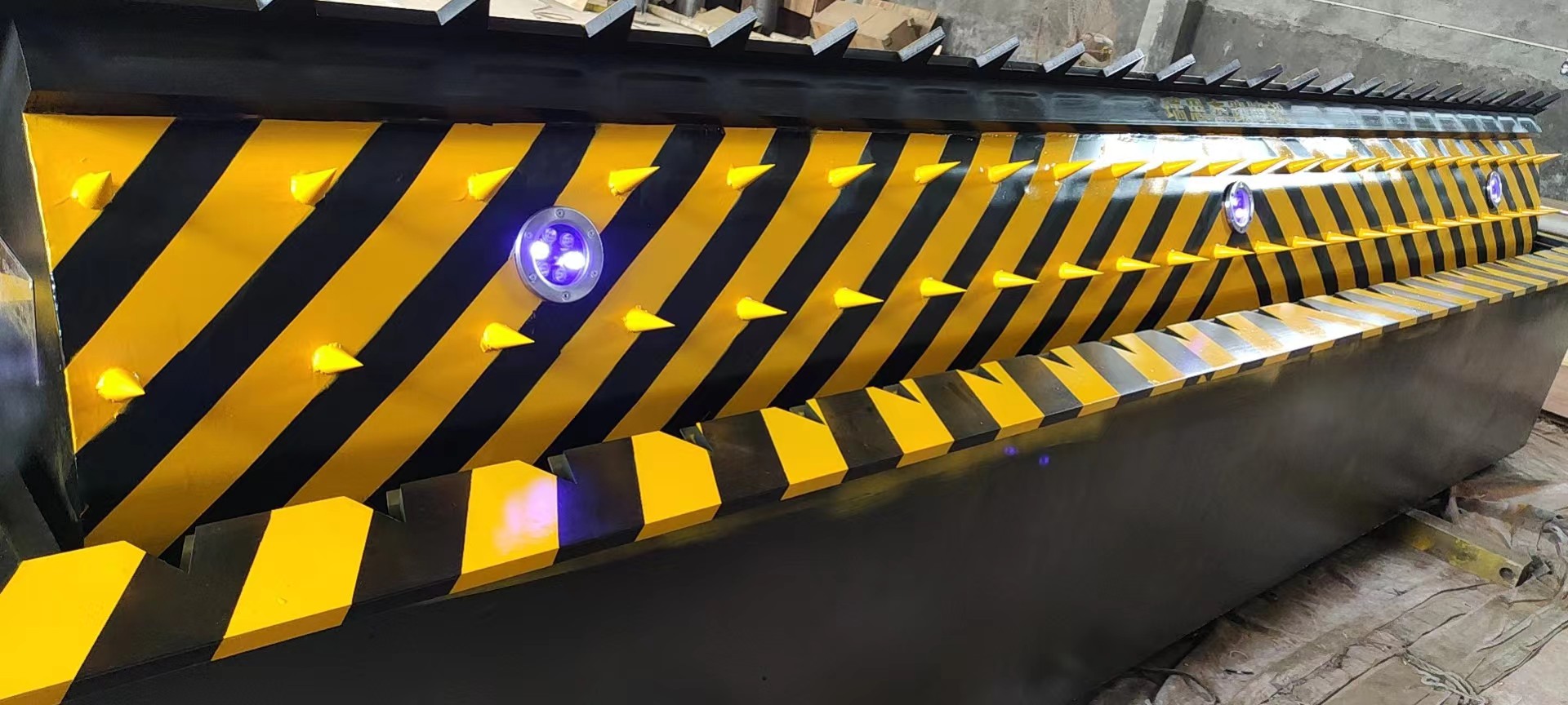 液壓翻板路障機(jī)產(chǎn)品展示