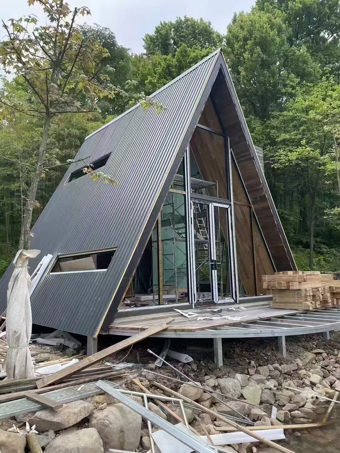 展示断桥铝合金型材截面细节的图片