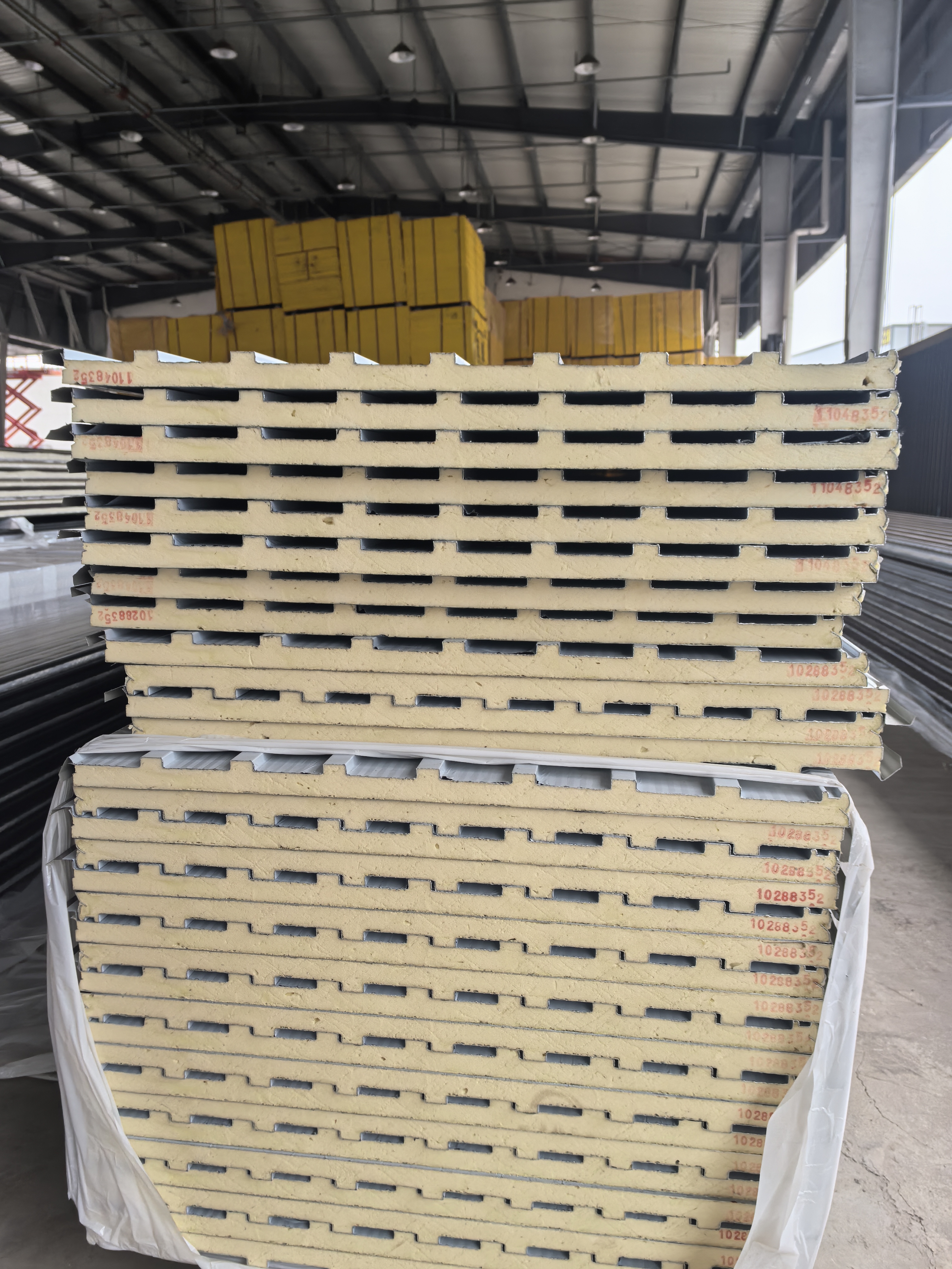 展示工厂规模或生产线的图片