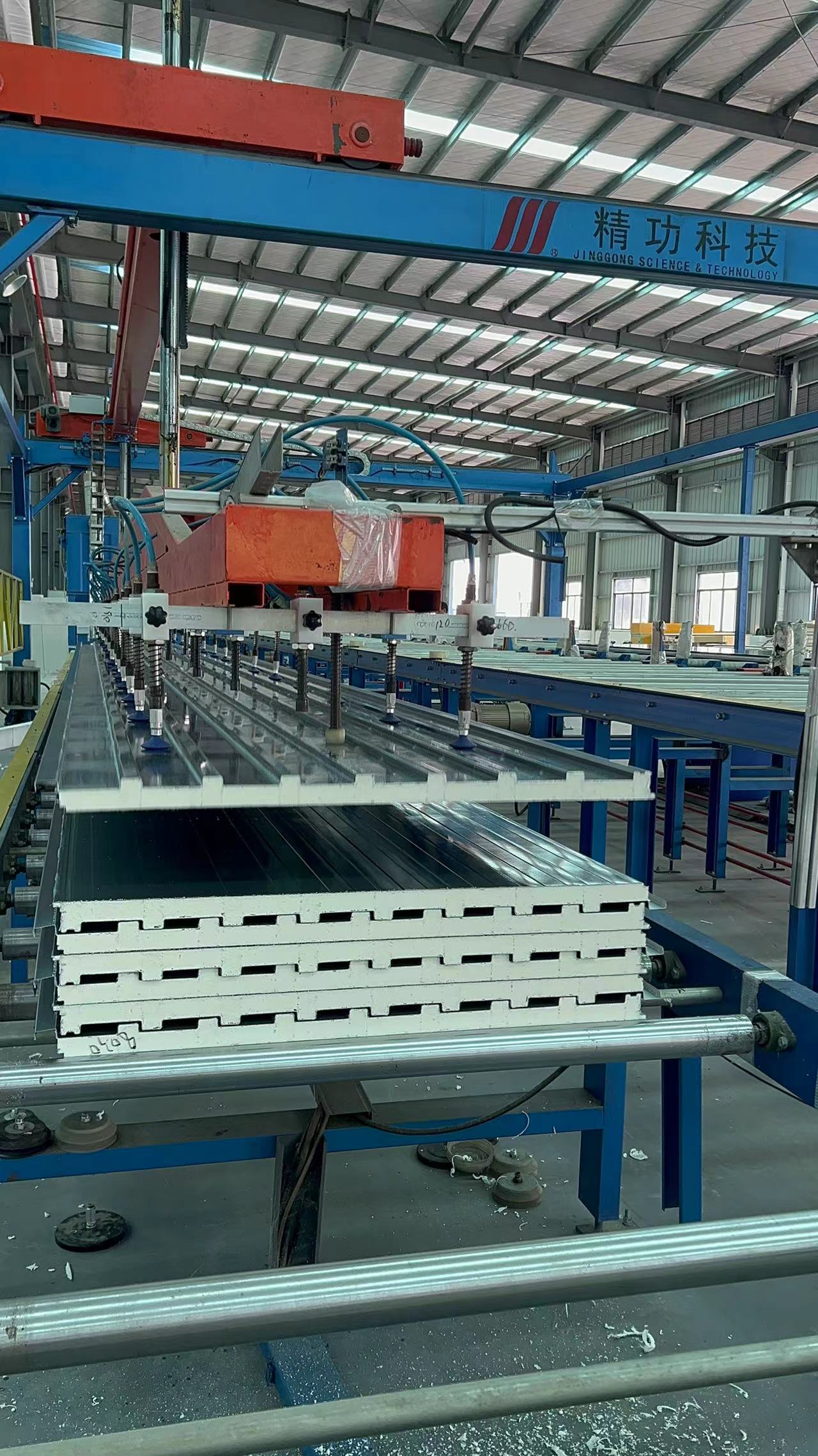 展示阳光房整体建成效果或型材安装细节的图片