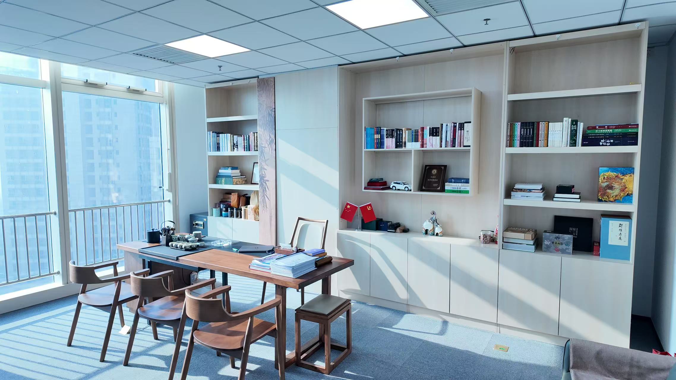 法律书籍与天平象征公正