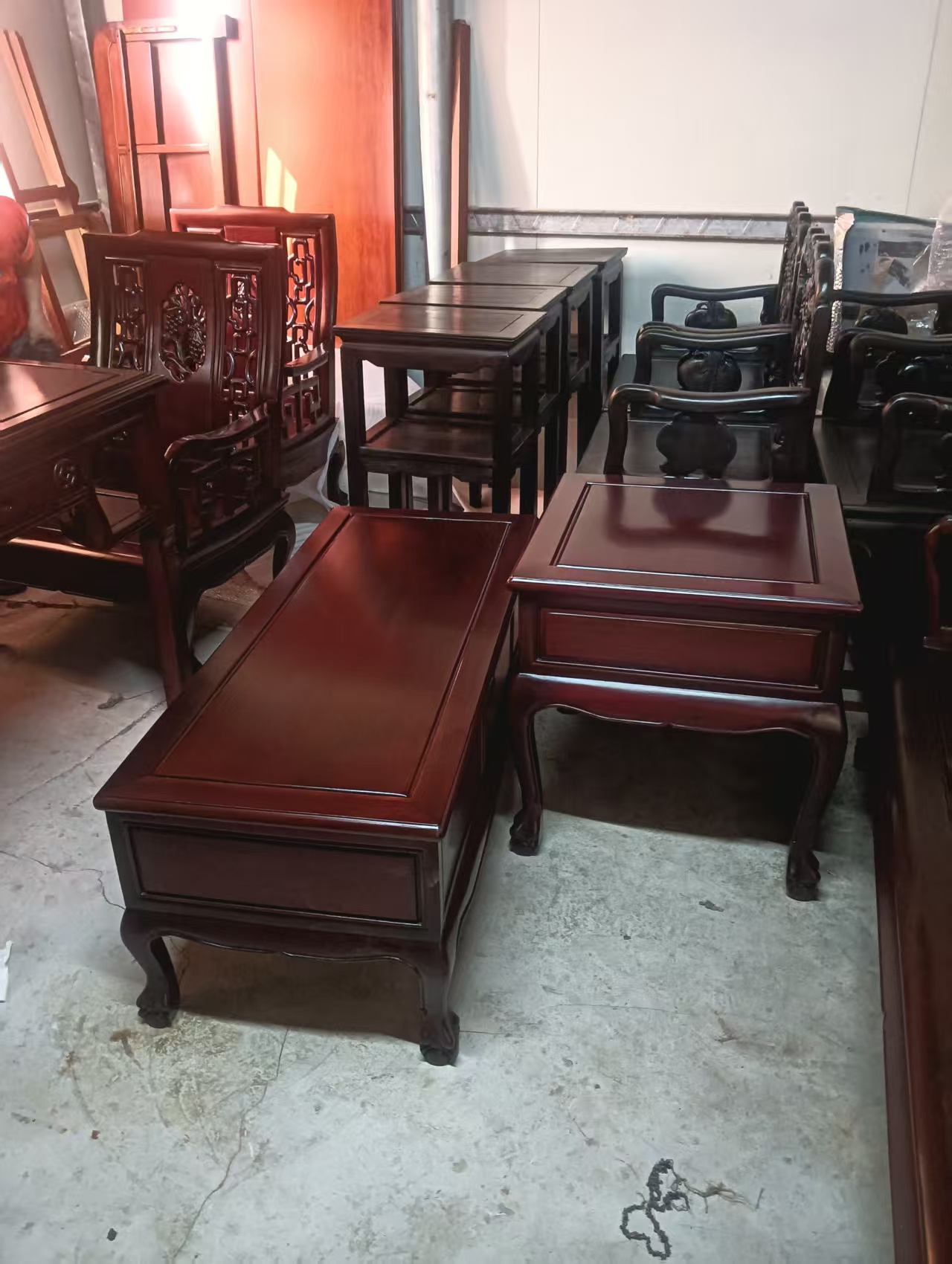 专业工匠正在进行红木家具的精细打磨与检查