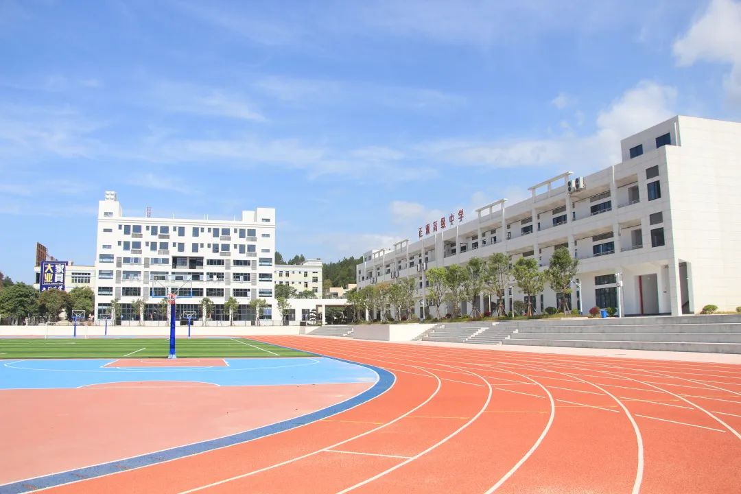 学校操场.jpg