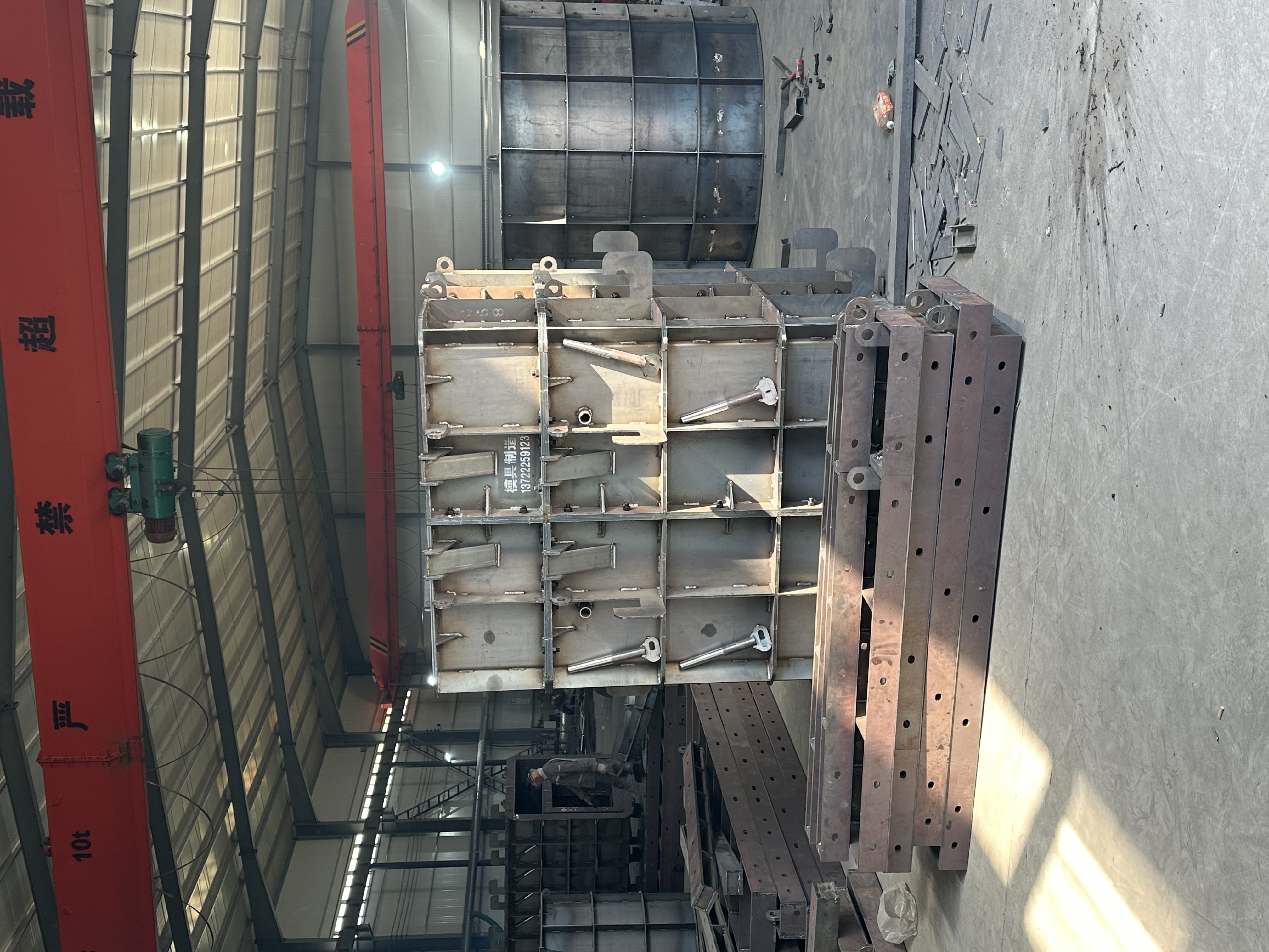 嘉轩模具制造工厂内部生产场景