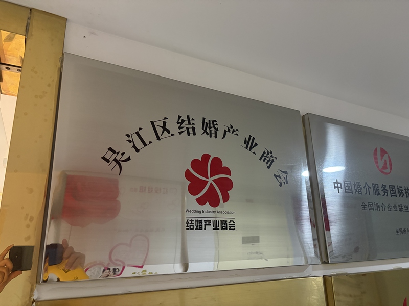 中老年伴侣幸福晚年生活场景
