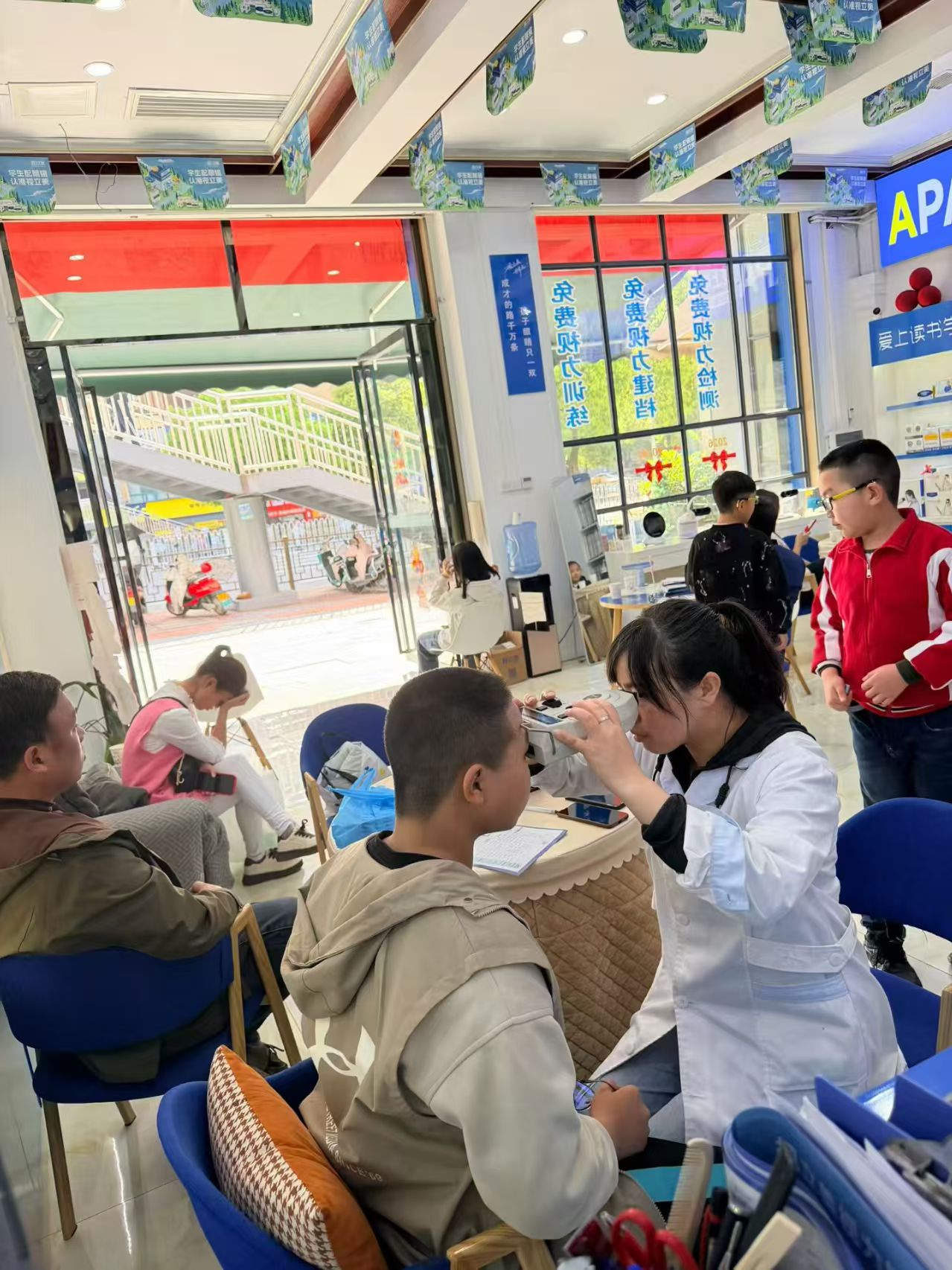 专业验光师进行眼轴测量