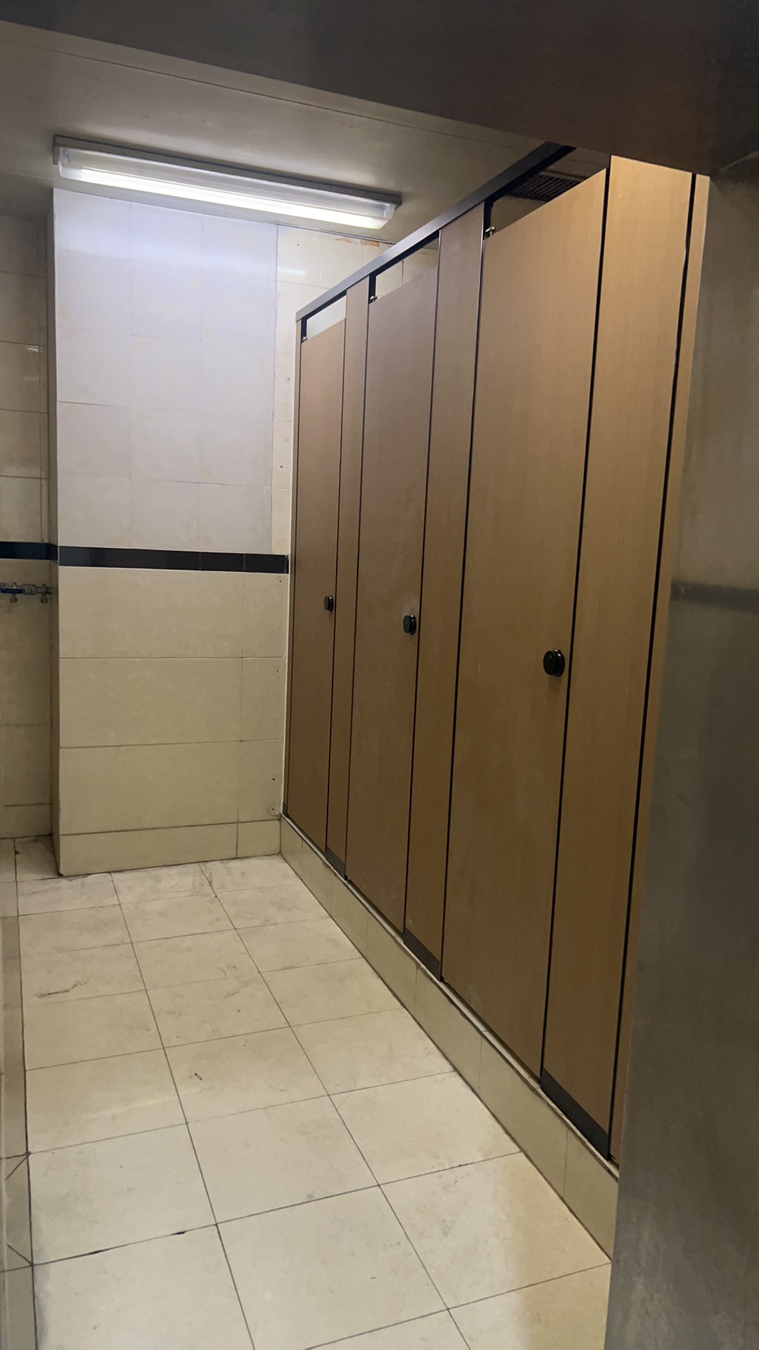 公共卫生间隔断细节与安装工艺