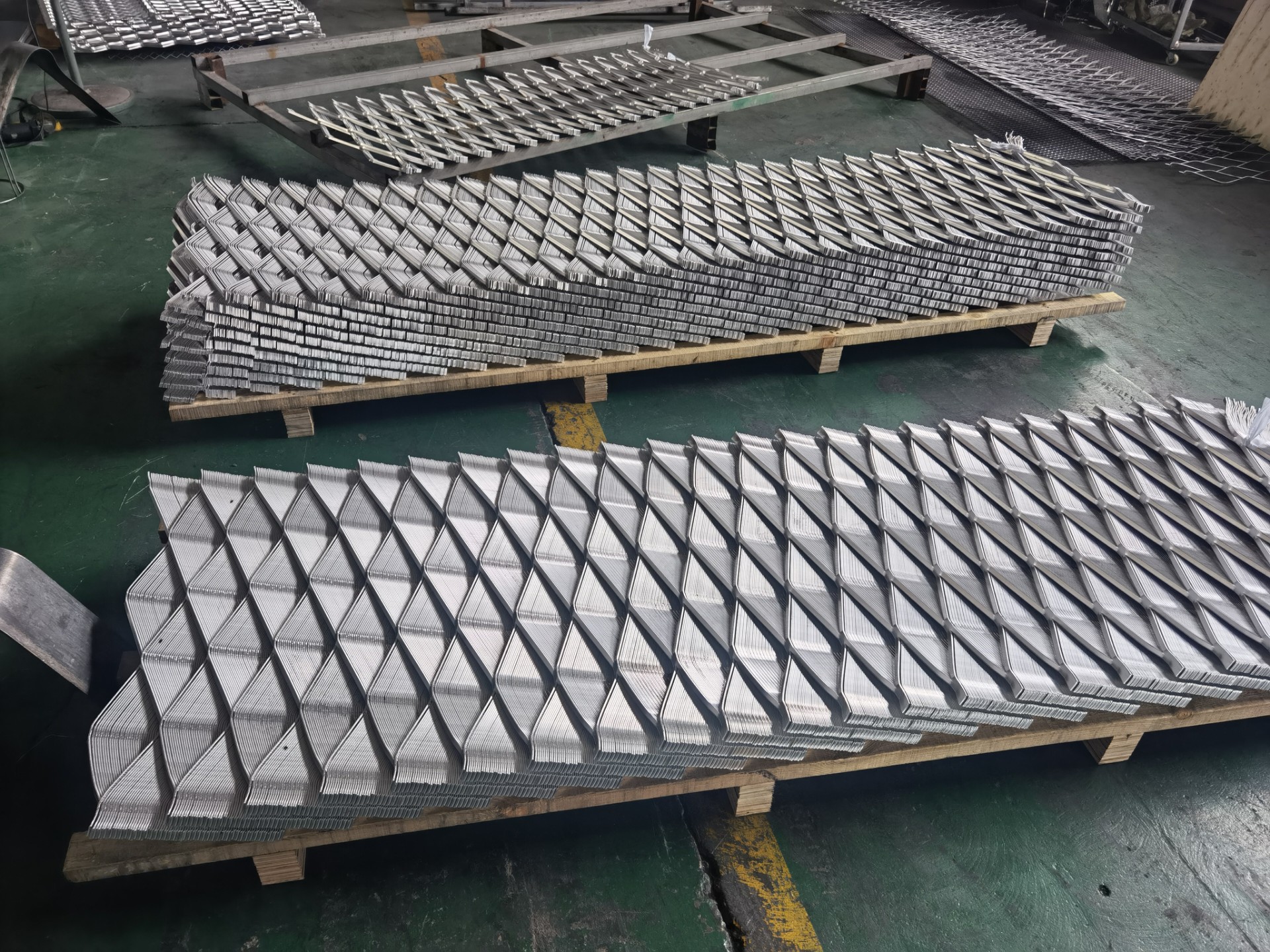 重型钢板网应用于工业平台场景