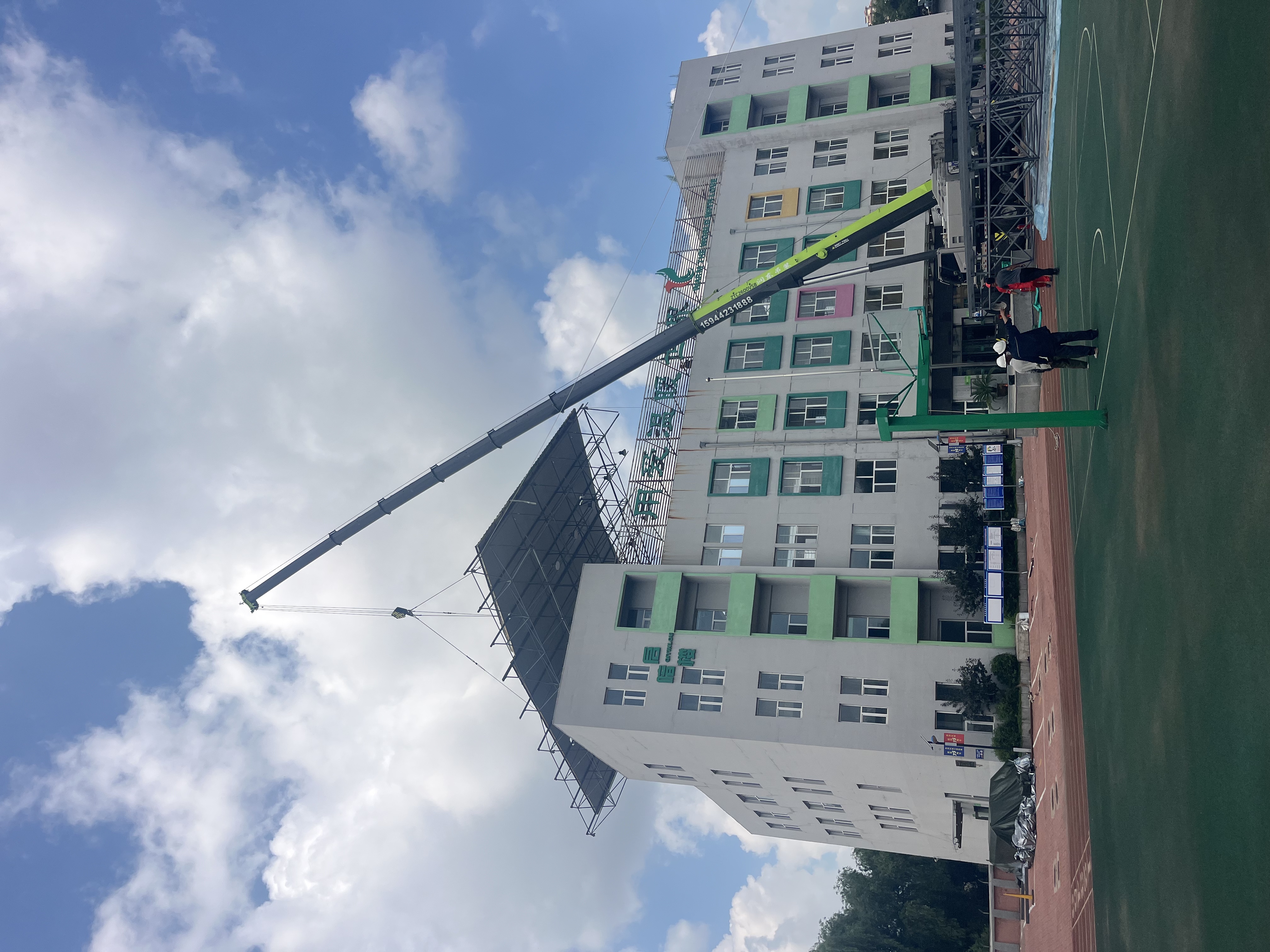 大型设备吊装施工现场
