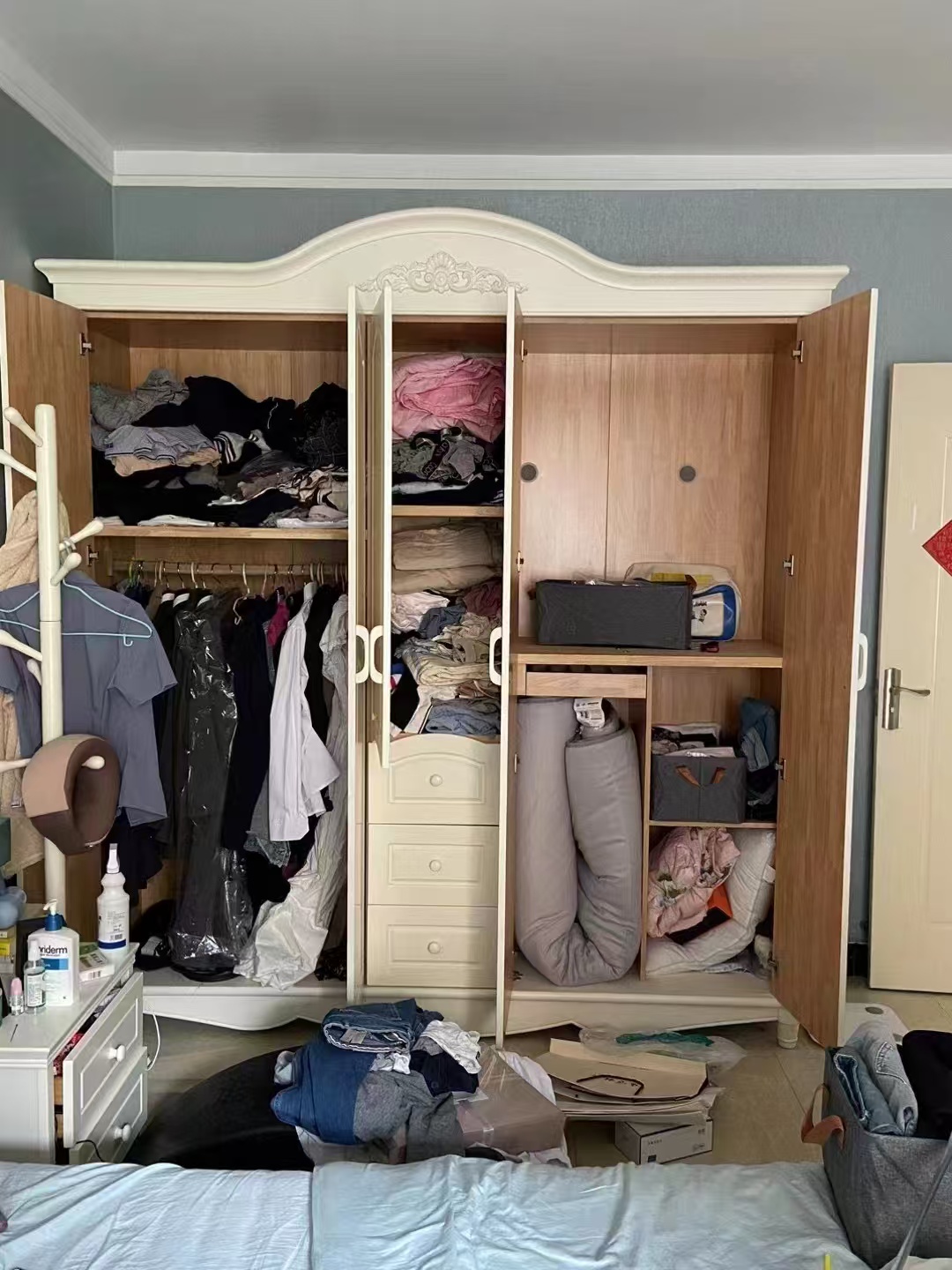 学员正在进行厨房收纳分类实操