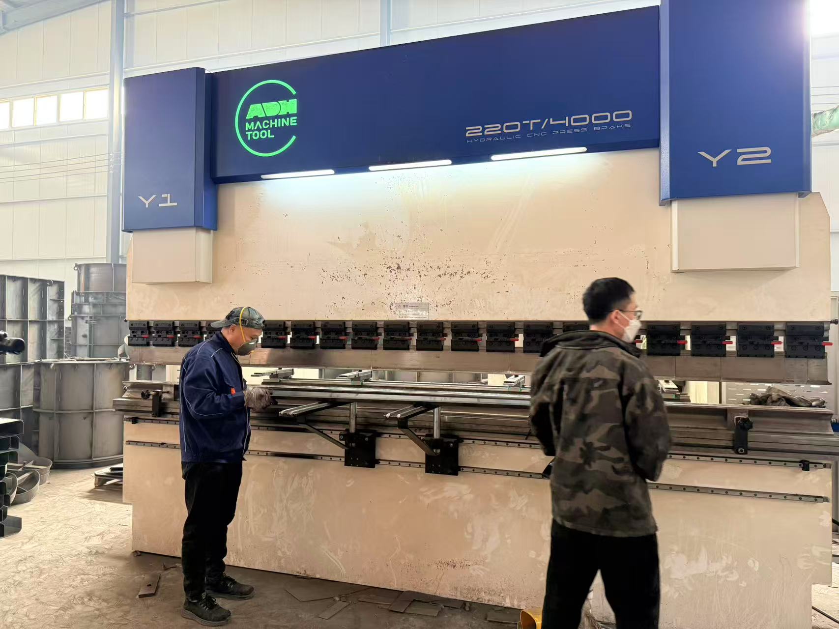 模具生产车间与成品