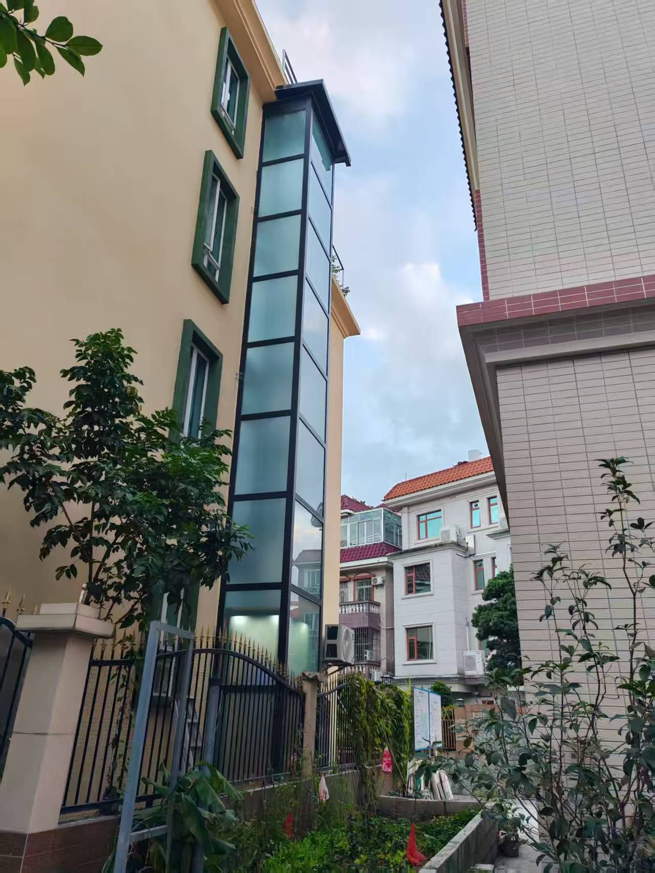 别墅电梯轿厢内部展示
