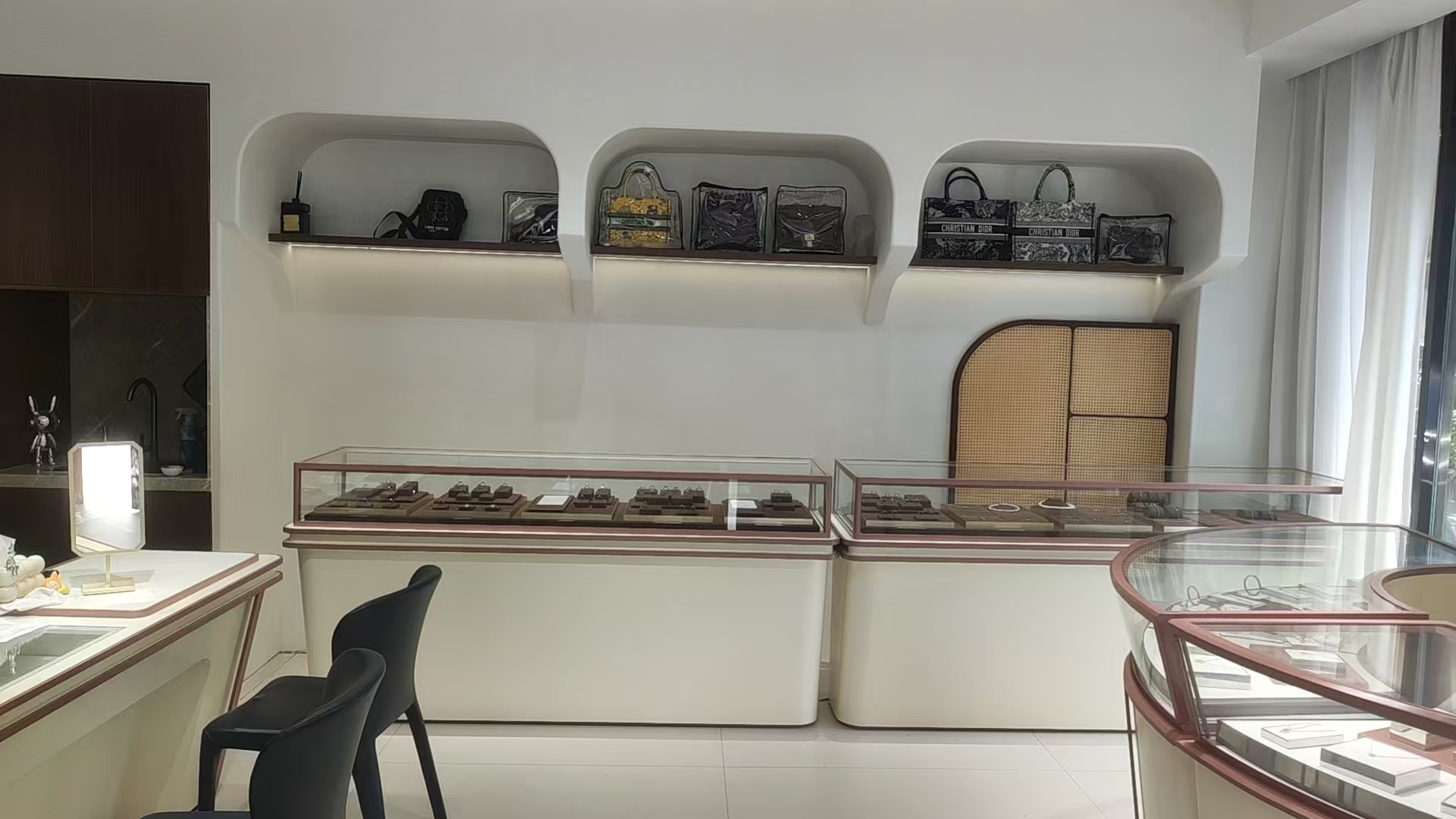 工作人员正在进行当面称重与验货确认