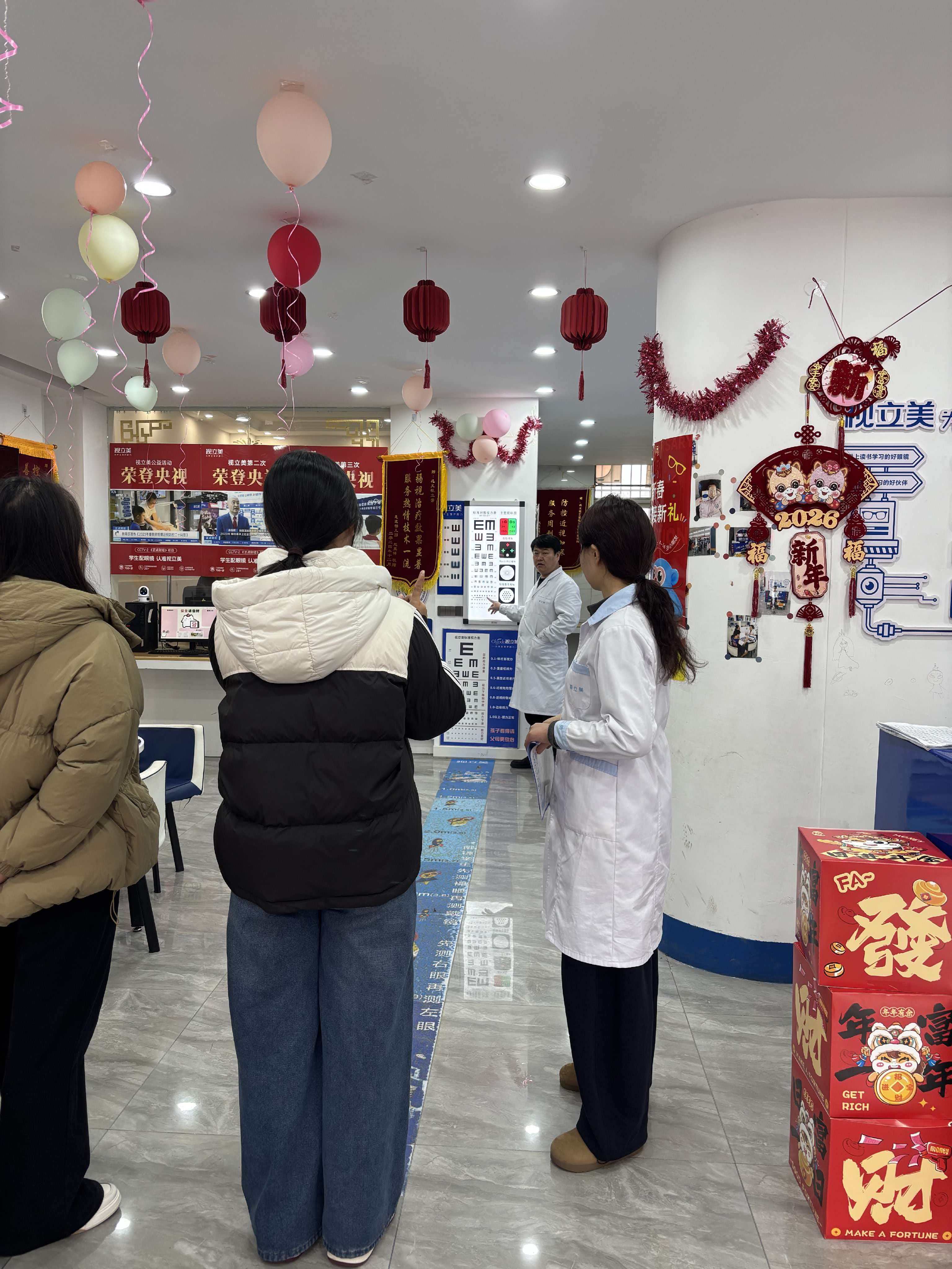视立美门店专业验光服务场景