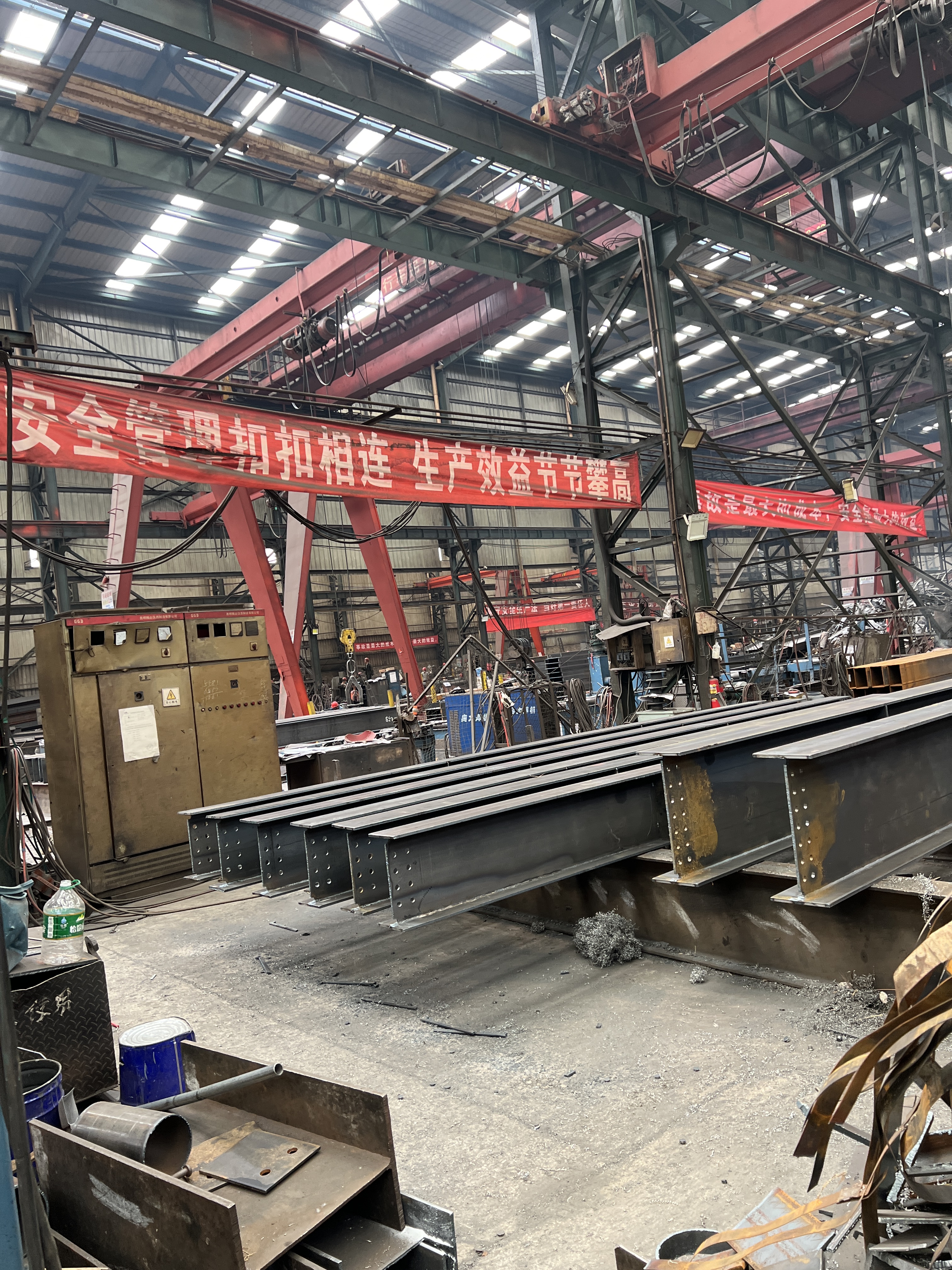 荣鑫钢贸钢结构加工车间一角