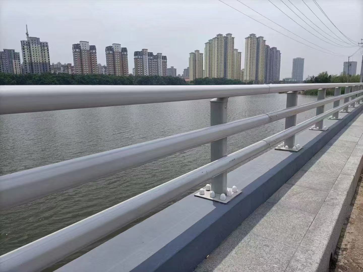 现代化河道护栏工程安装现场