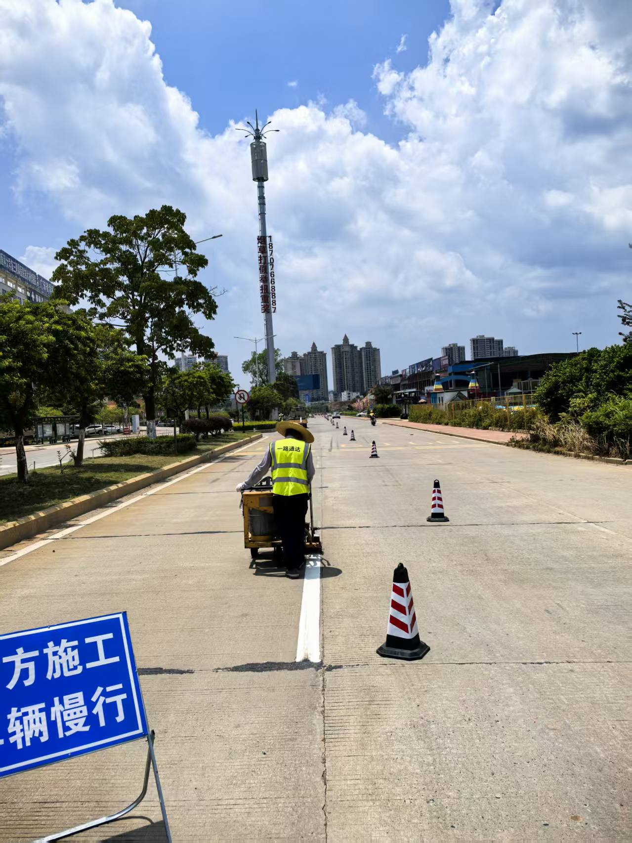 公路划线施工现场