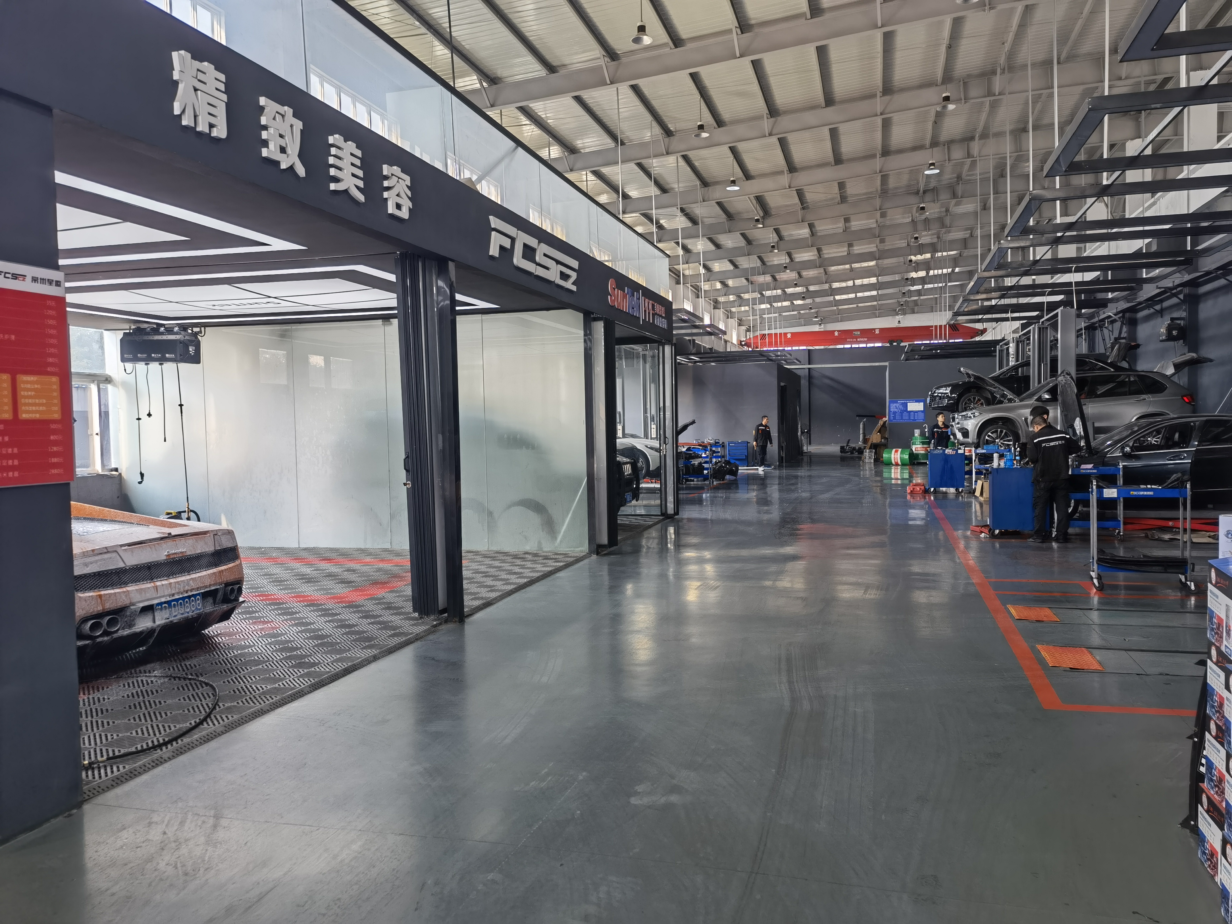 公司专业维修车间一角