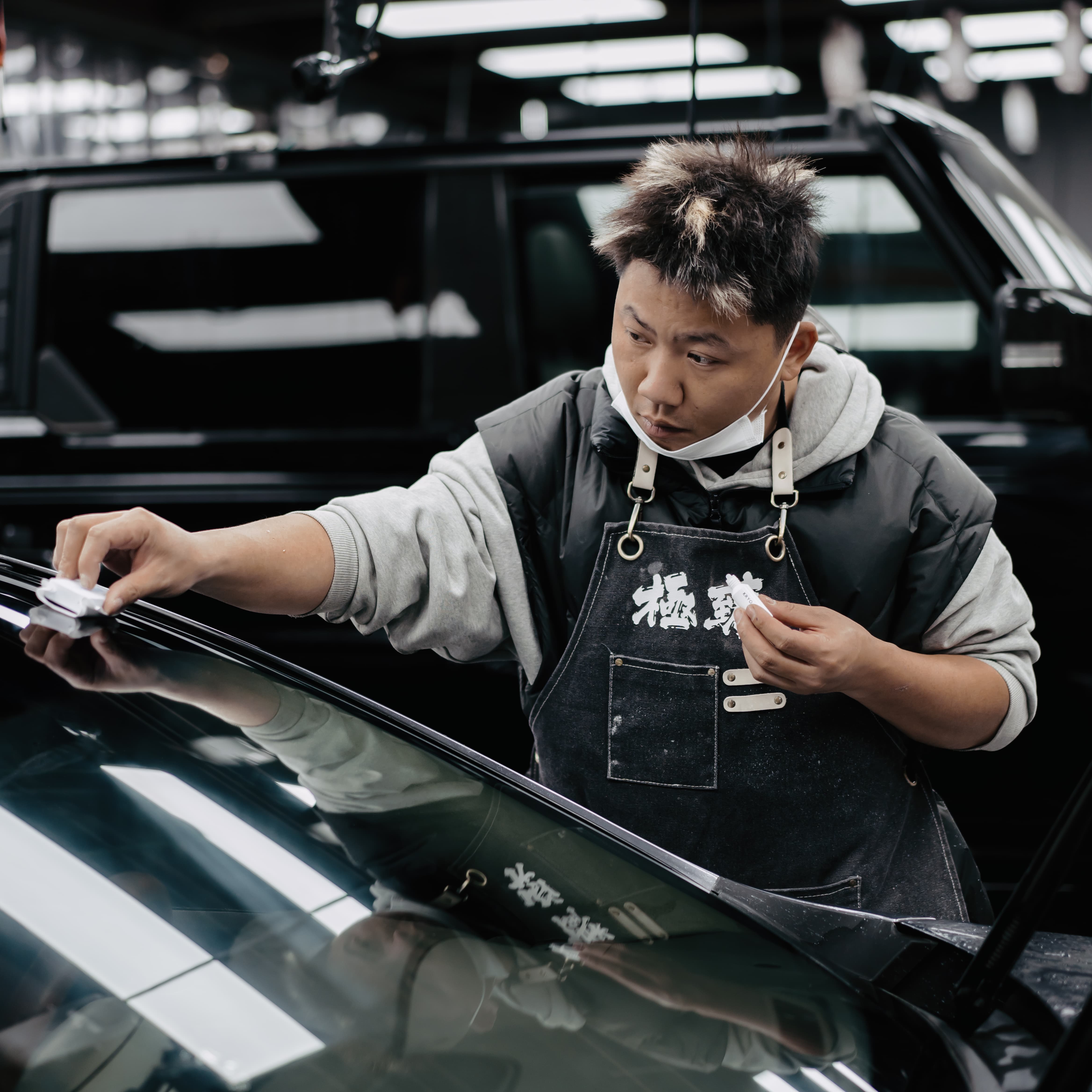 专业技师精细施工过程