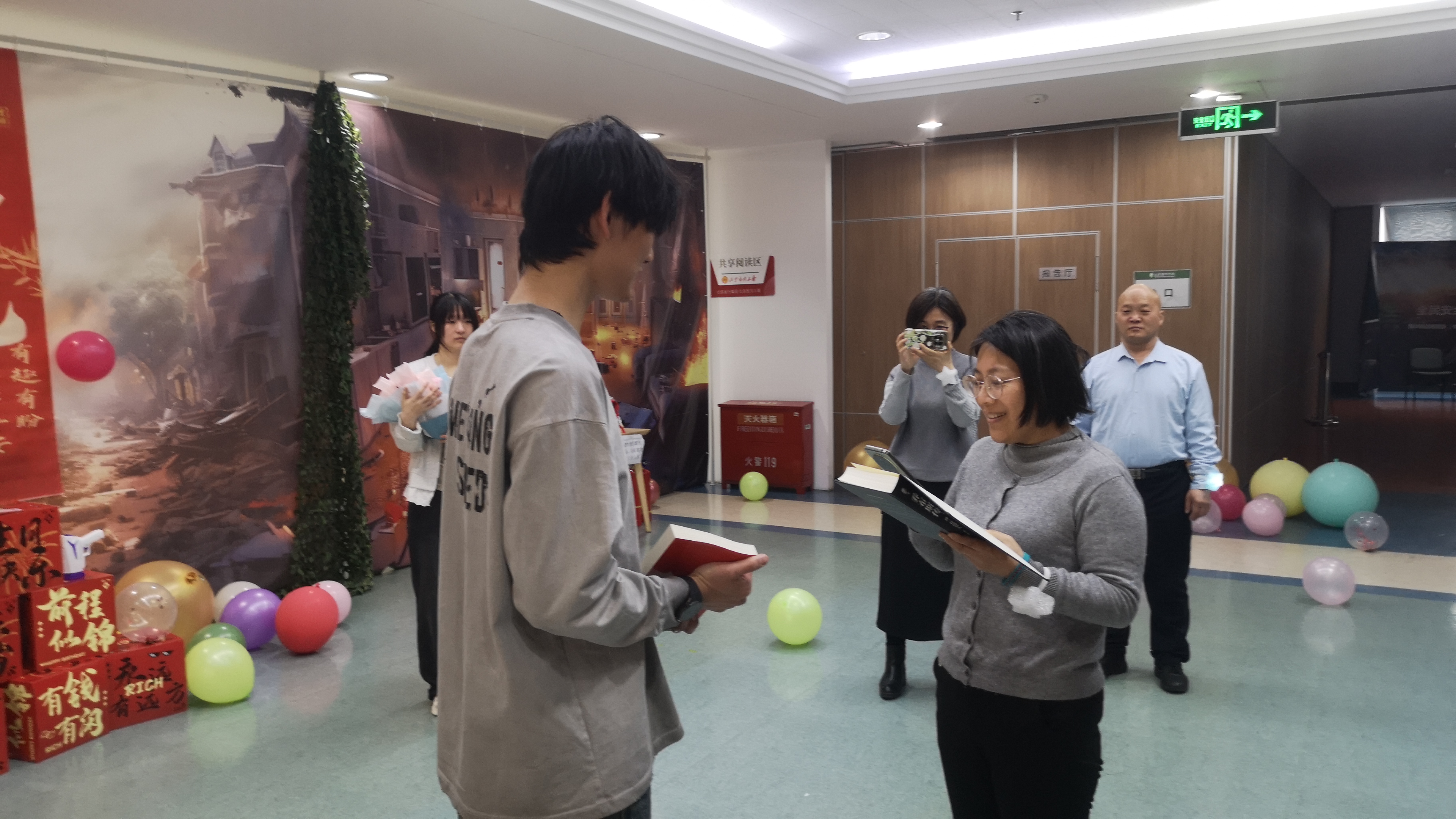金枫和儿子送乔布斯传.jpg