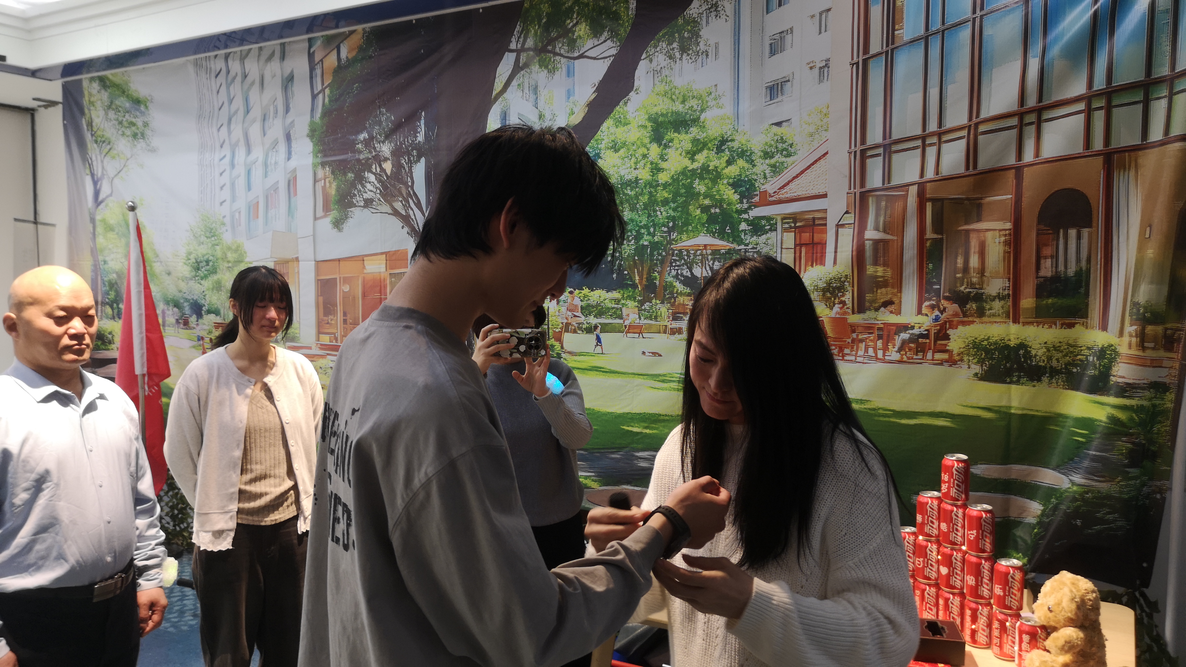 妈妈给儿子送腕表.jpg