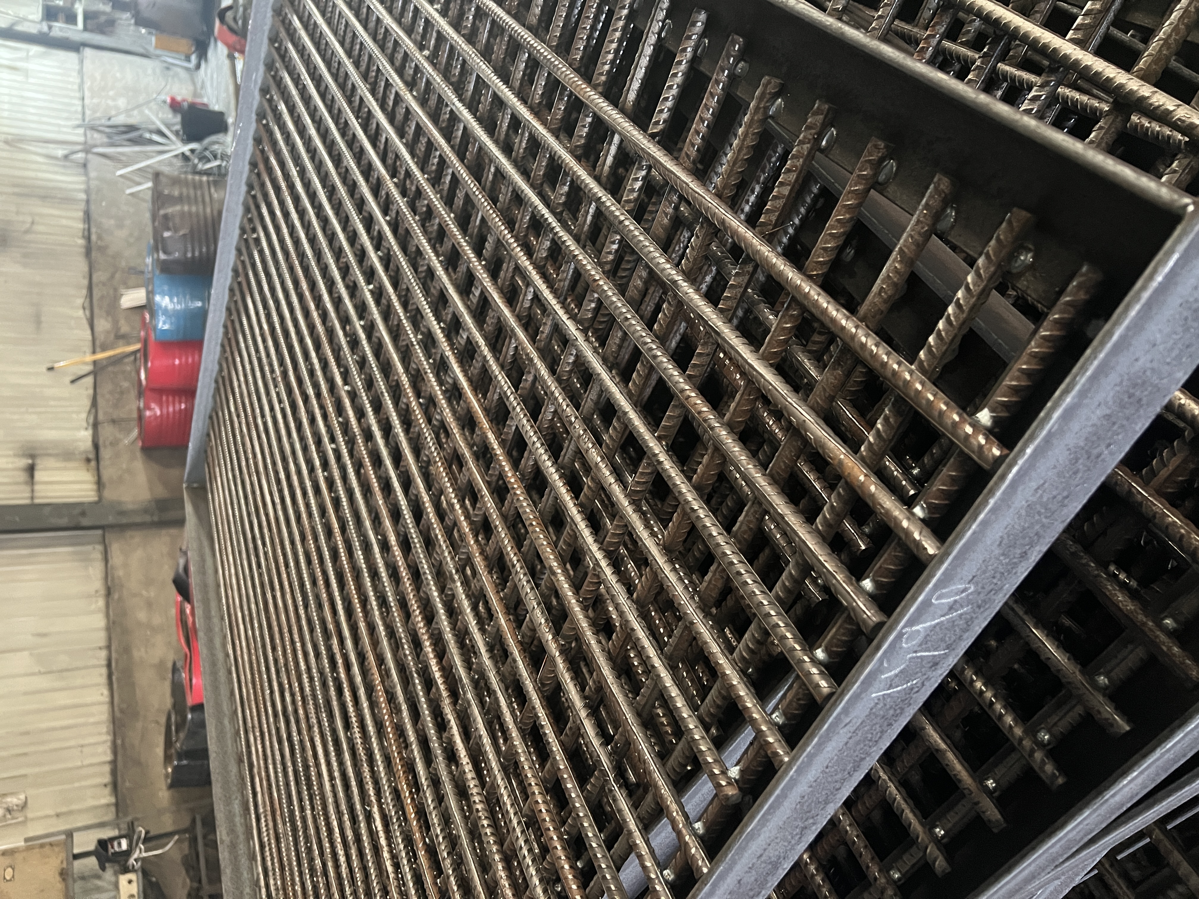 展示热镀锌钢格栅的工艺细节与结构