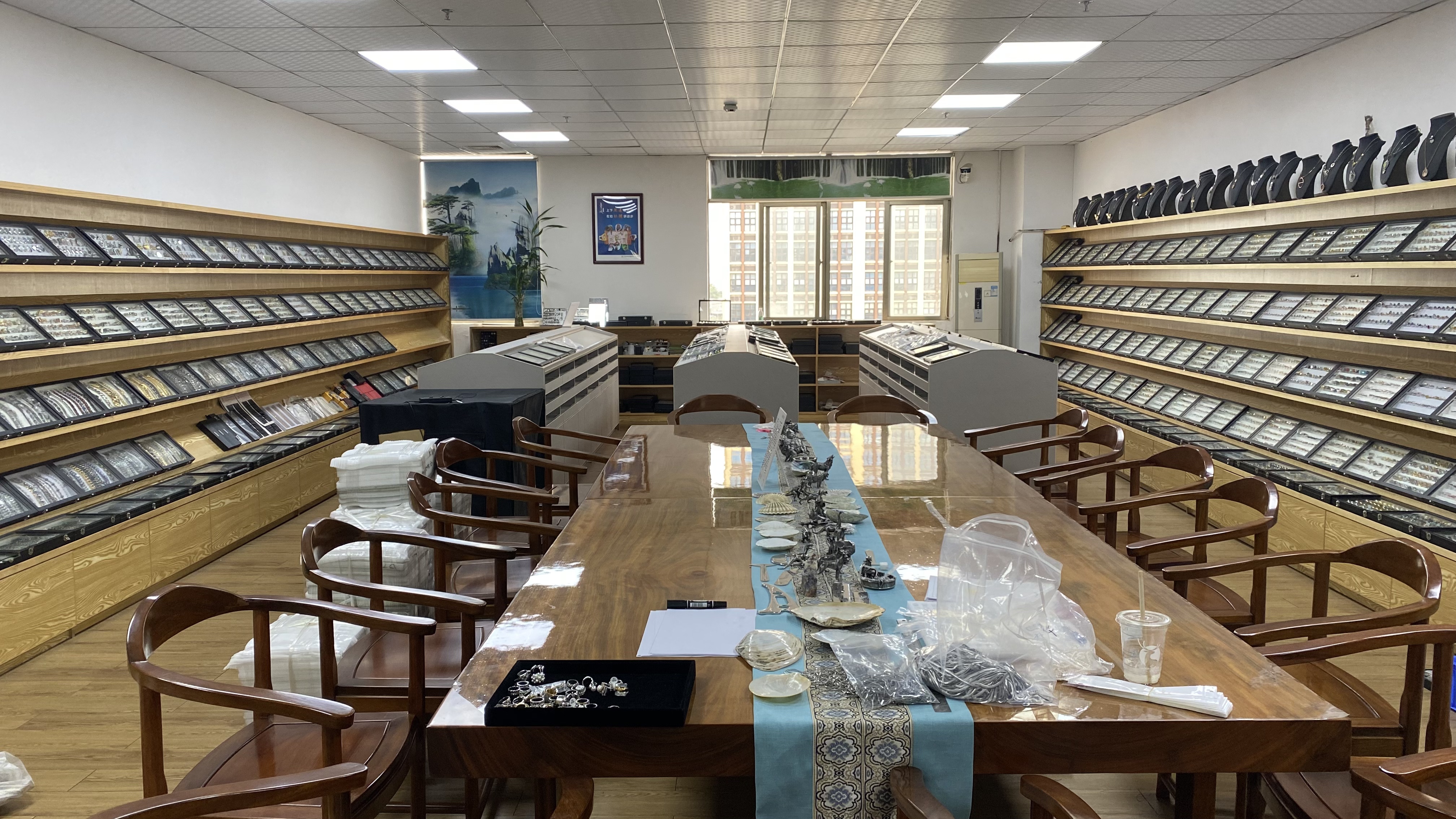 展示精密制造环境或高端设备