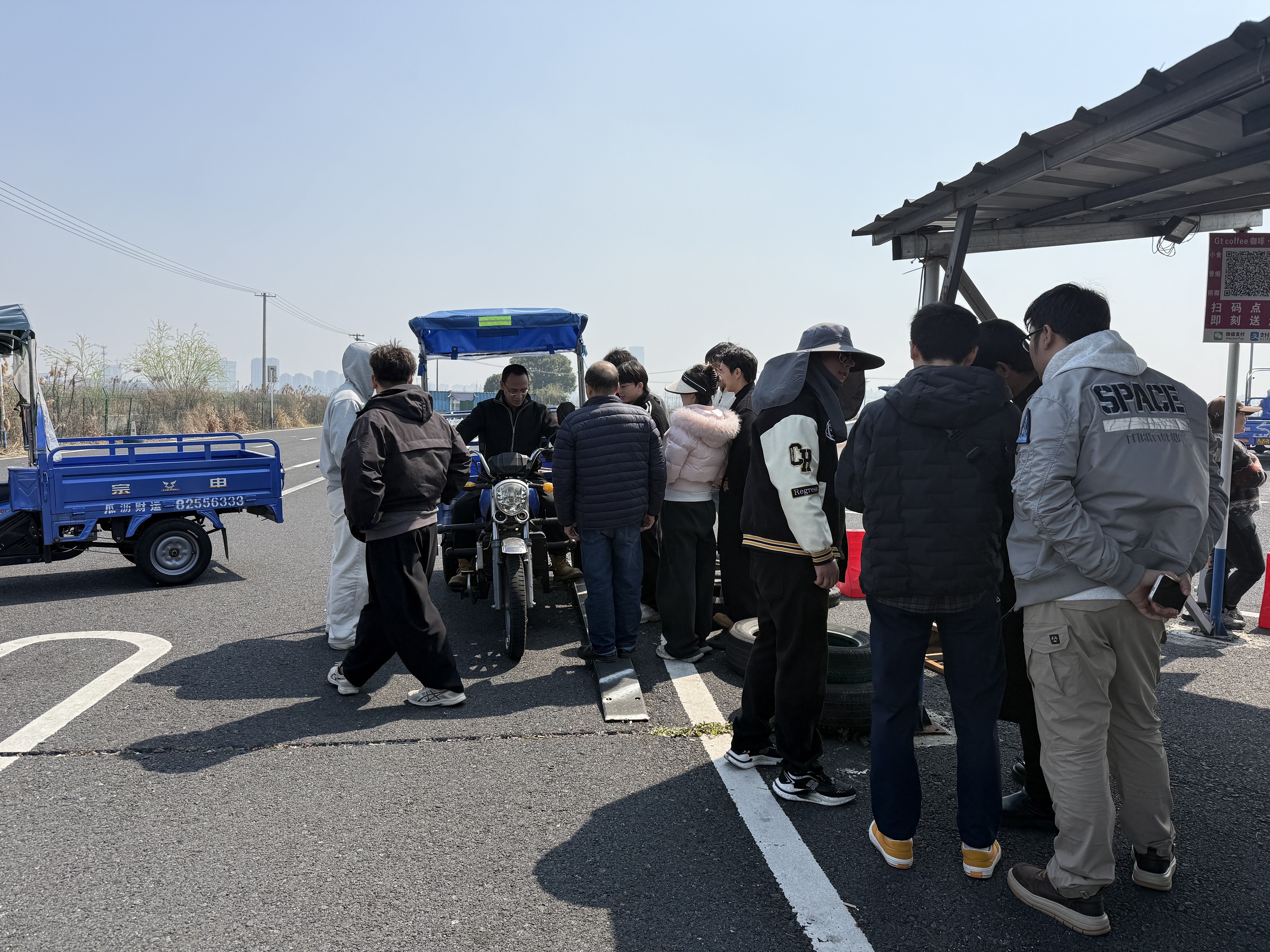 专注的摩托车驾驶训练场景
