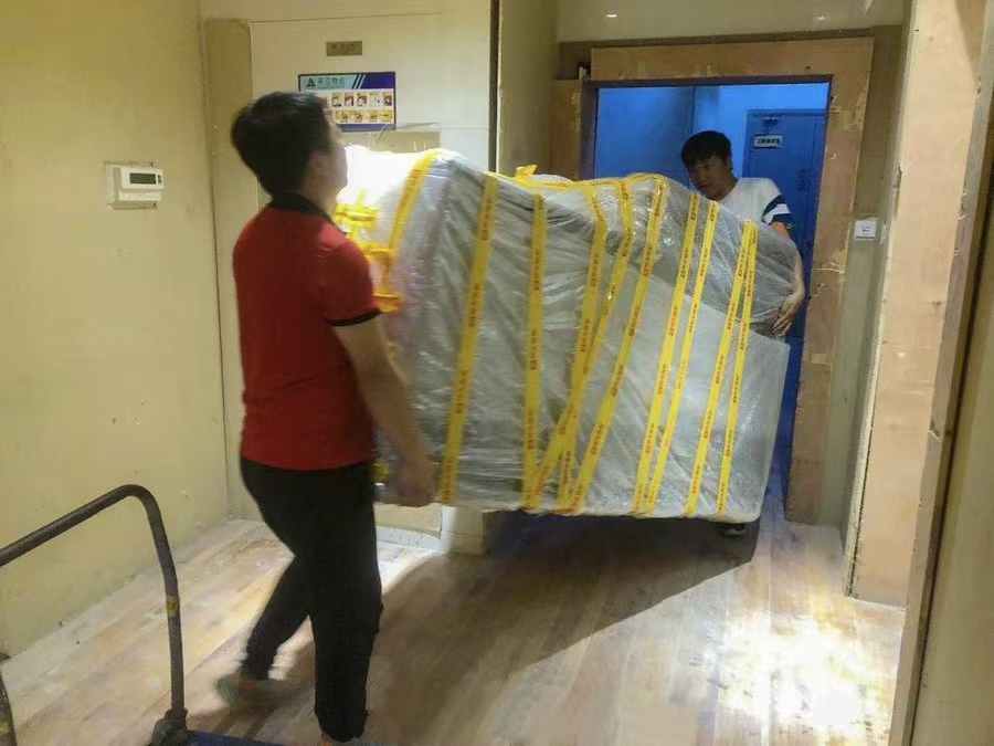 专业搬家团队正在作业