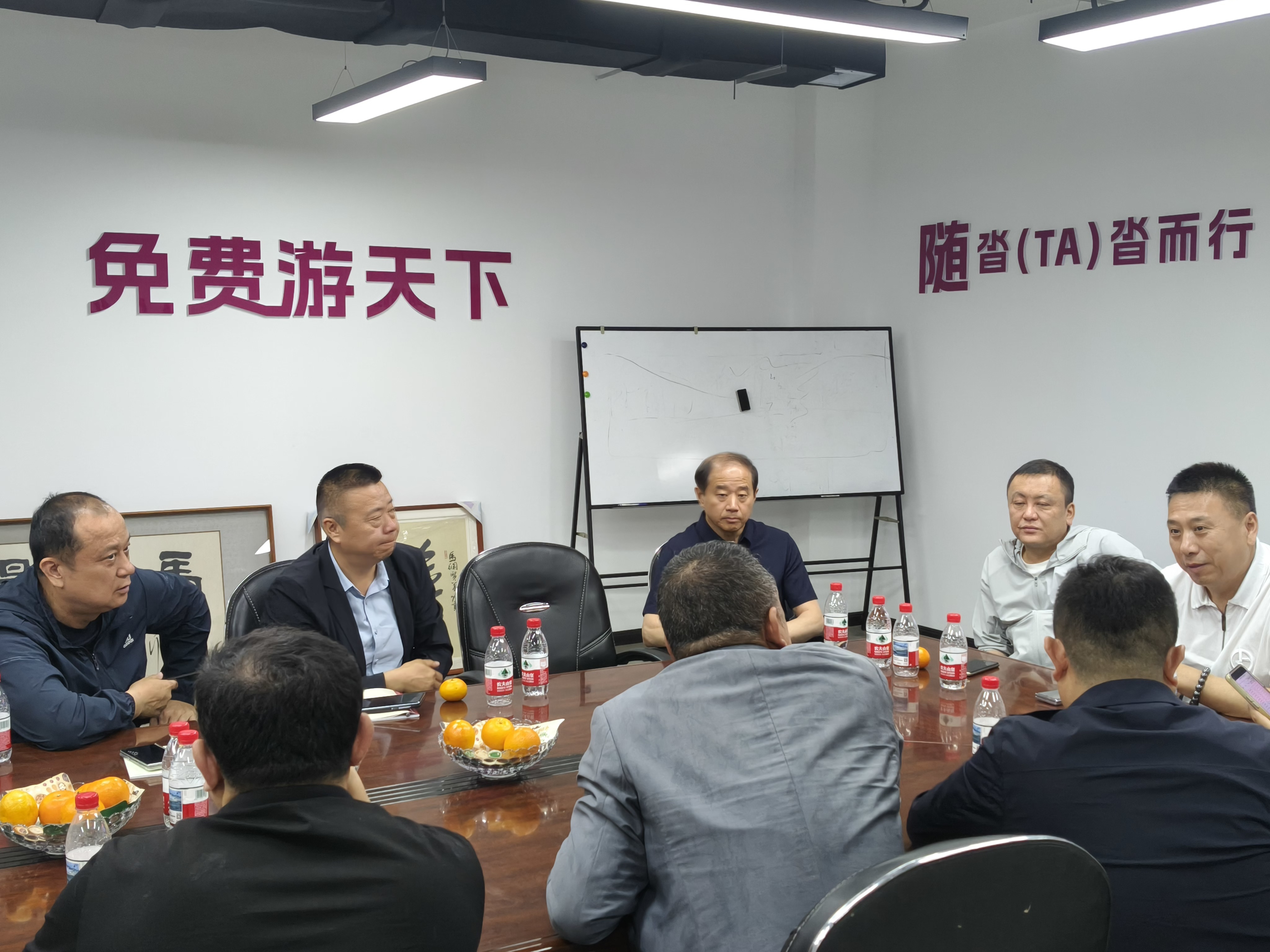 5月25日,阳光正好,黑龙江省驻村干部领导一行约20人莅临沓沓总部,围绕乡村振兴、农户合作等议题展开深入交流。沓沓APP创始人马纲全程陪同,双方在友好热烈的氛围中,共同描绘了一幅“公益+文旅+助农”的崭新蓝图。.jpg