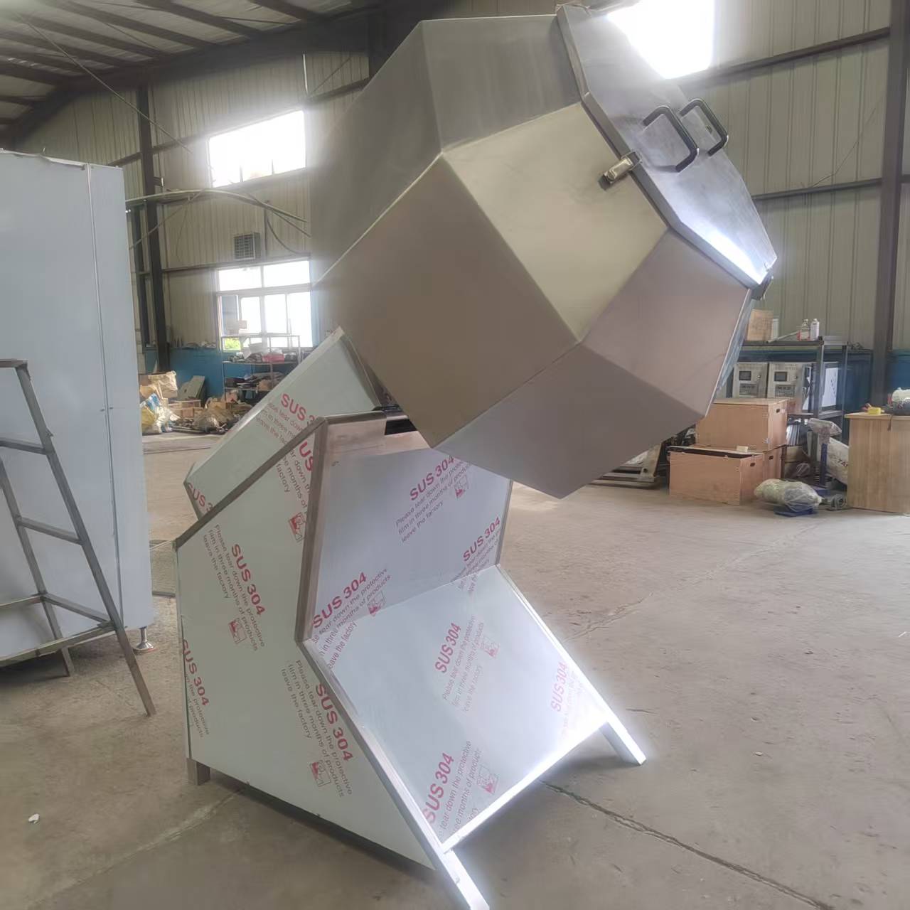 變頻調(diào)速八角拌料機工作示意圖