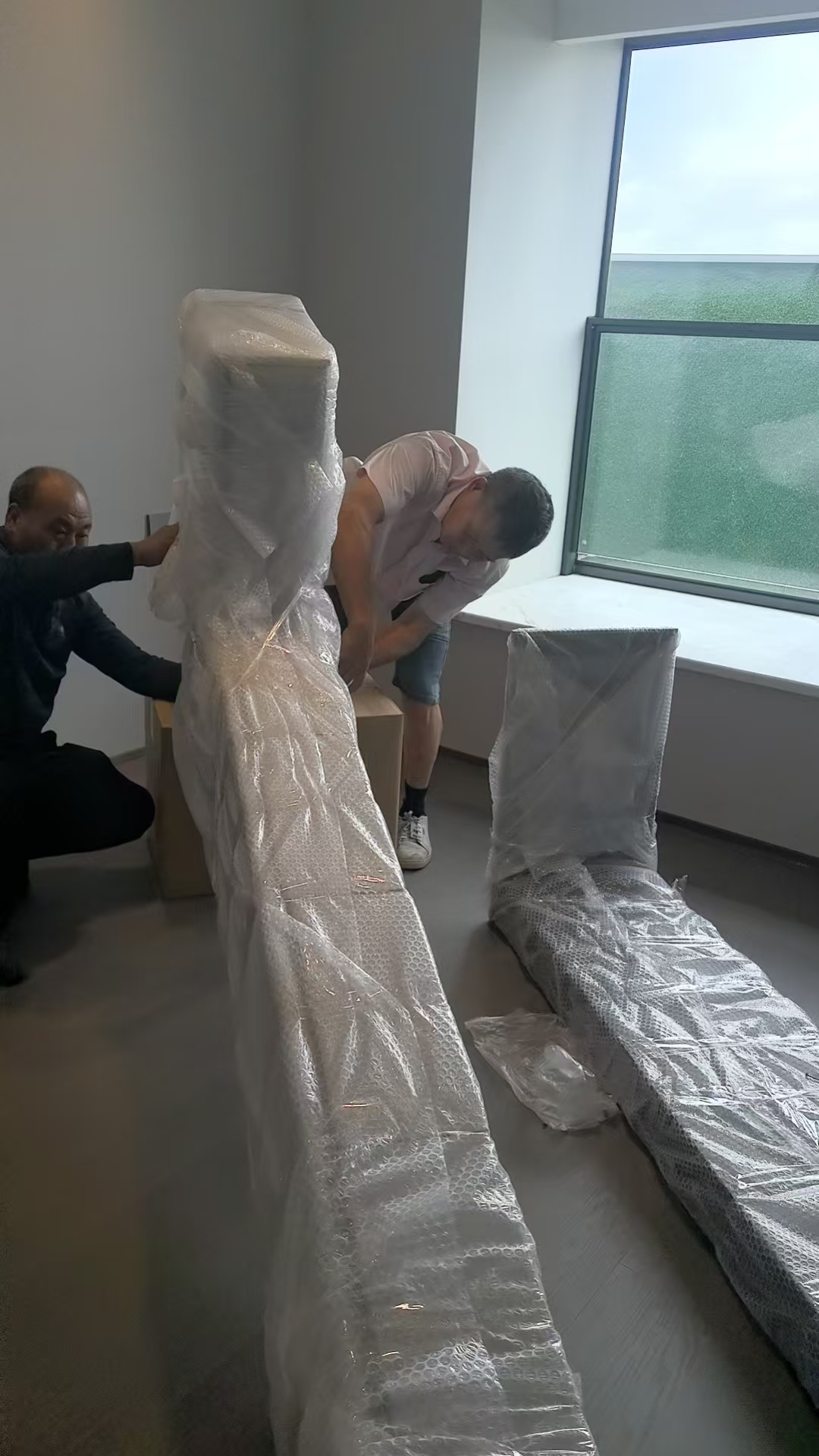训练有素的团队正在进行精密仪器的精细包装与固定
