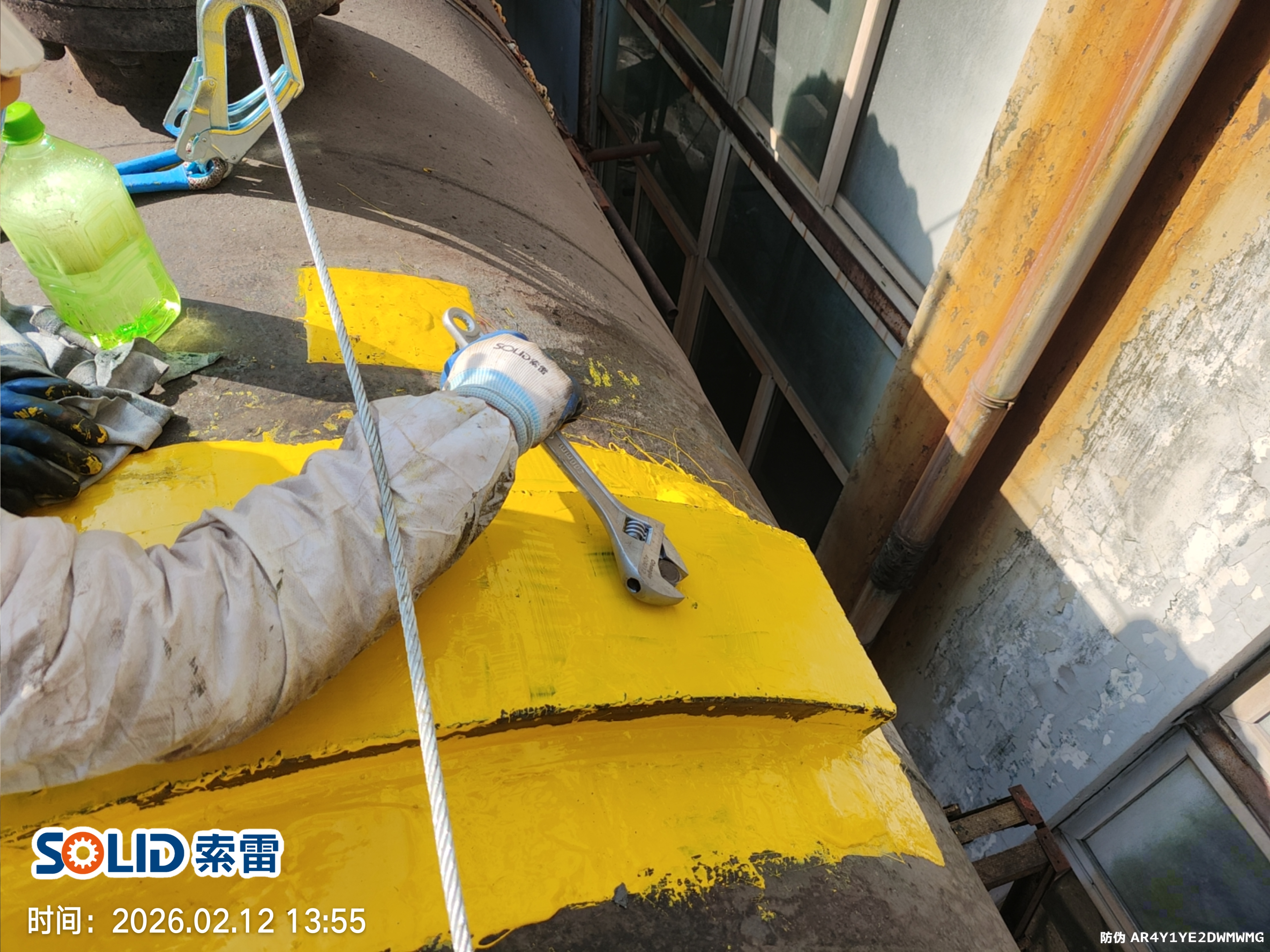 索雷工业工程师正在进行管道法兰在线堵漏施工