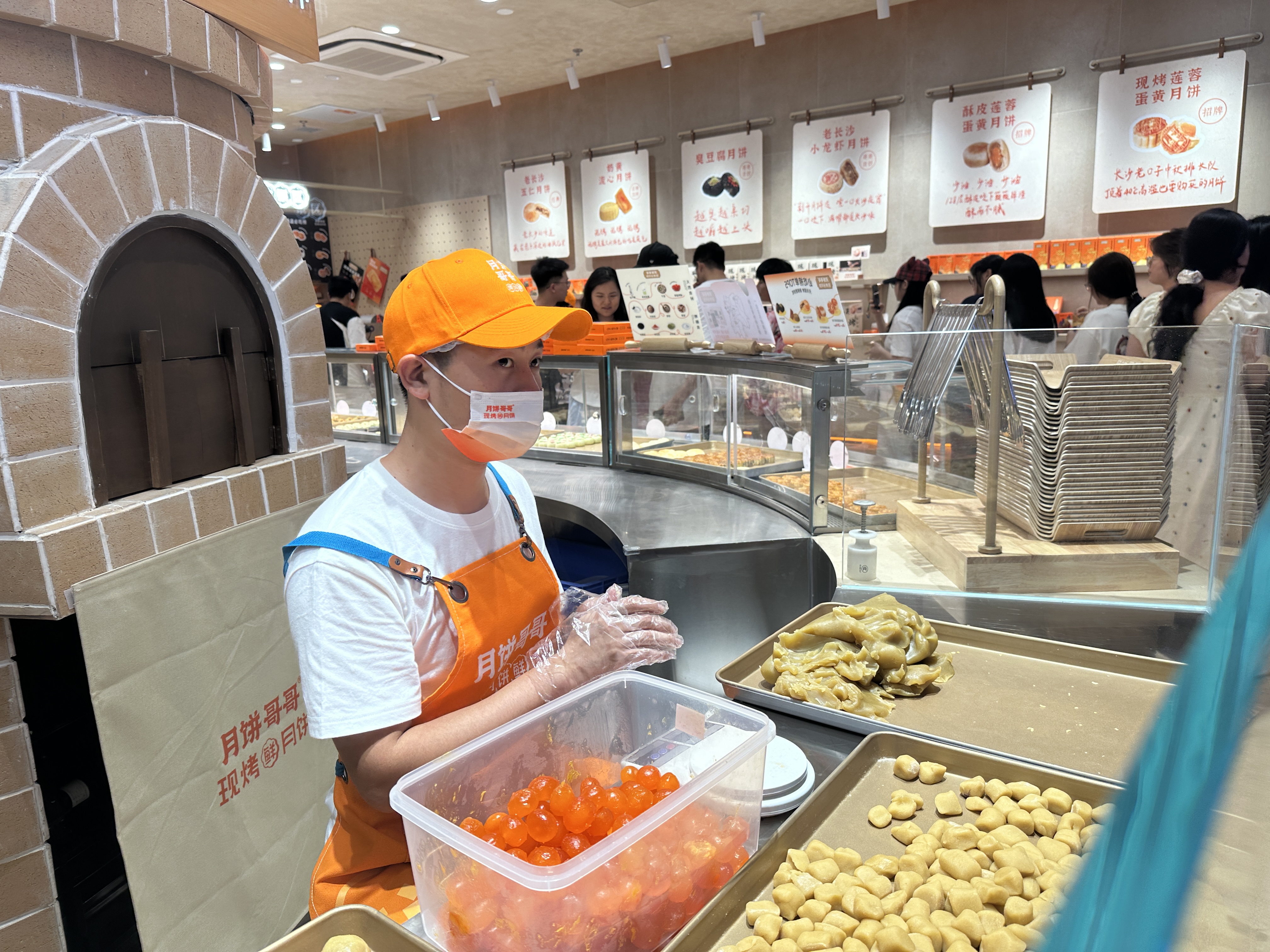 招牌莲蓉蛋黄月饼产品特写