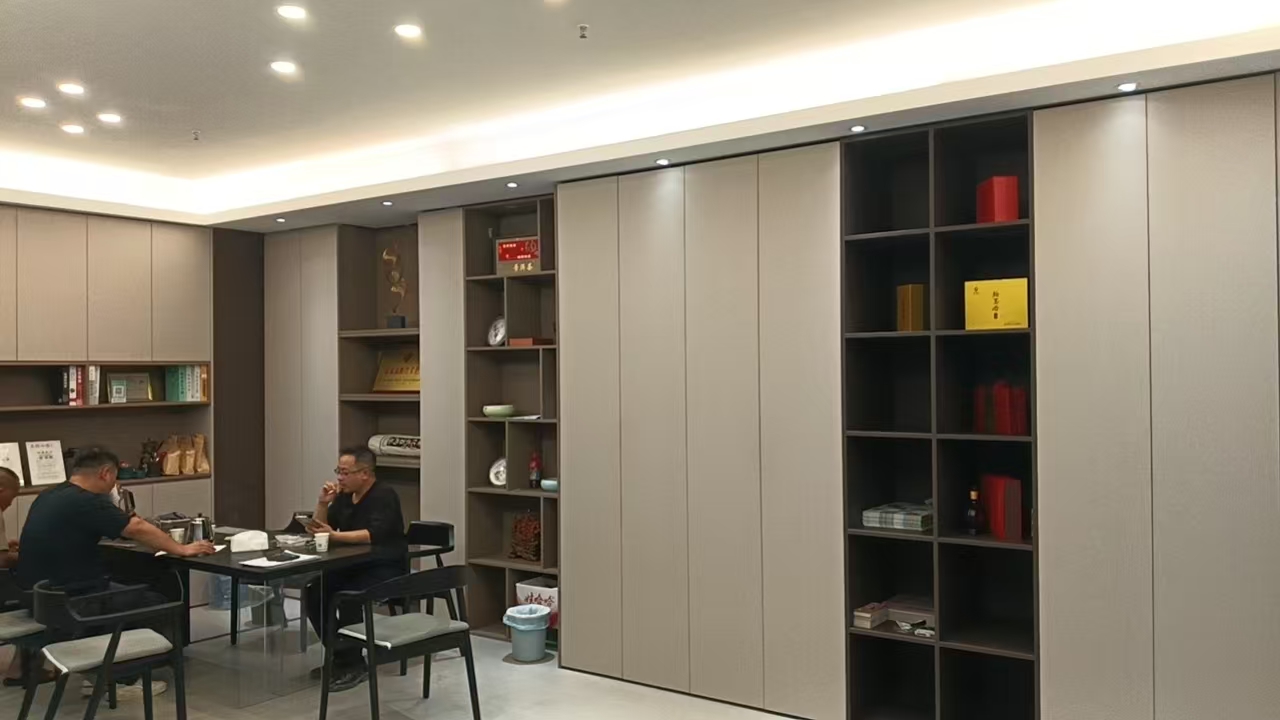 现代别墅衣柜整体空间效果
