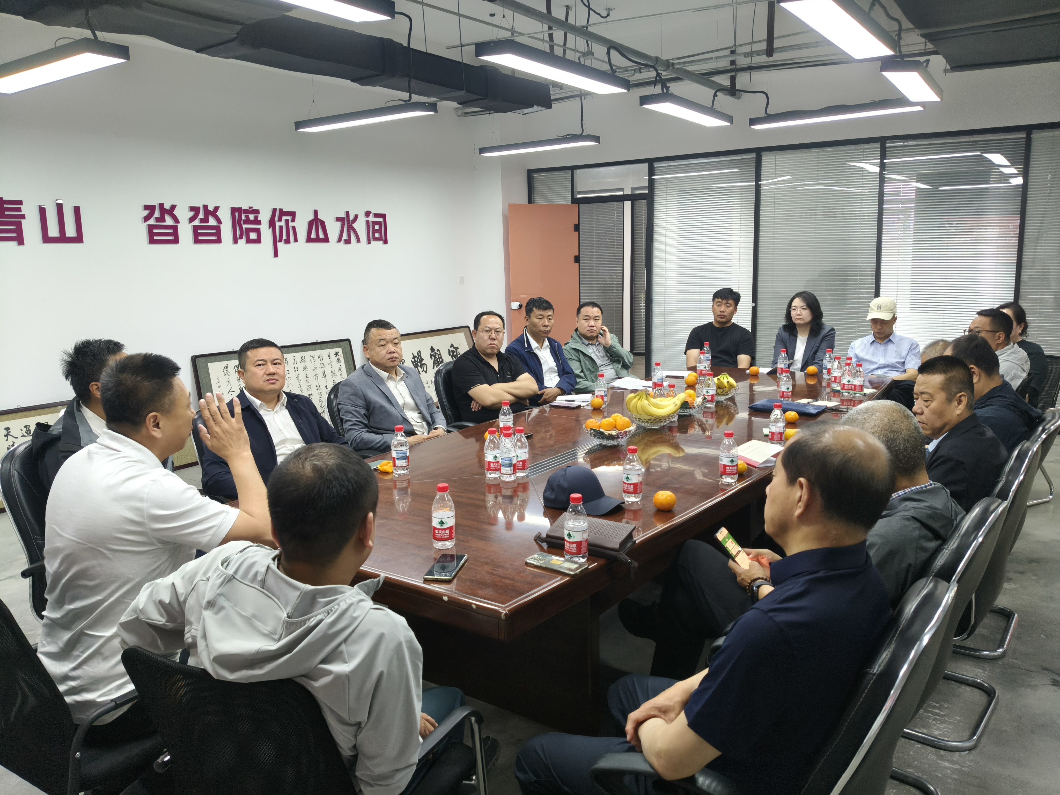 平台将优选几个社区作为试点。试点社区可以帮助农户直接、快速地消化掉带来的农产品,同时也为后续合作中可能出现的其他问题提供及时调整的空间。驻村办领导对这一建议表示高度赞同。.jpg