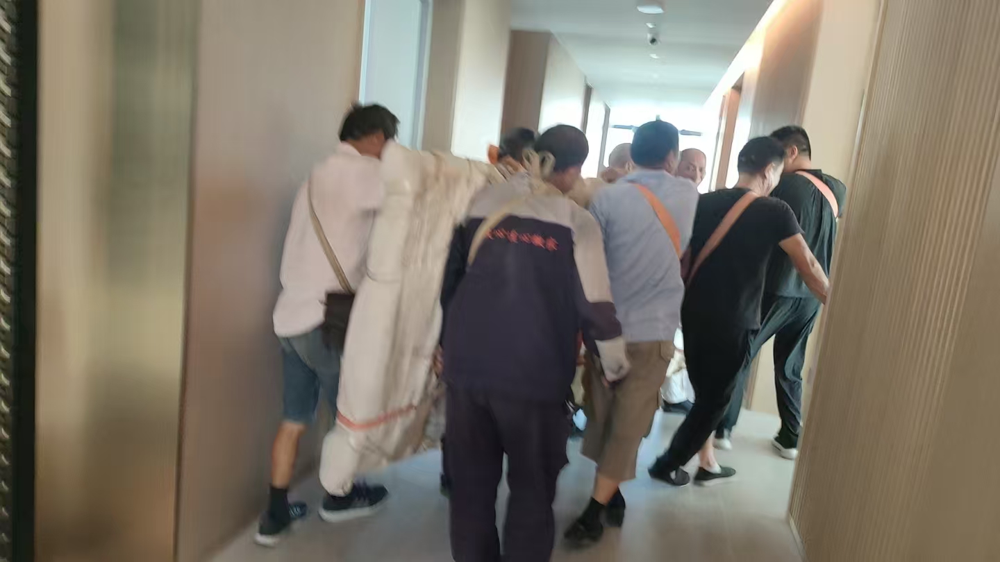专业团队协作搬运大型红木家具