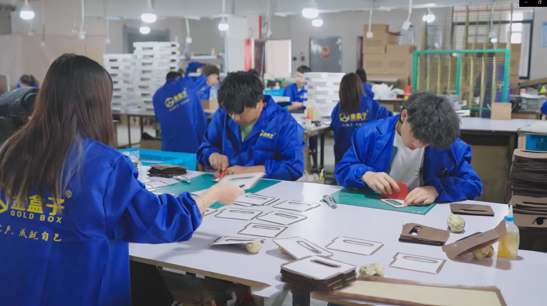 金盒子箱包有限公司生产与设计团队