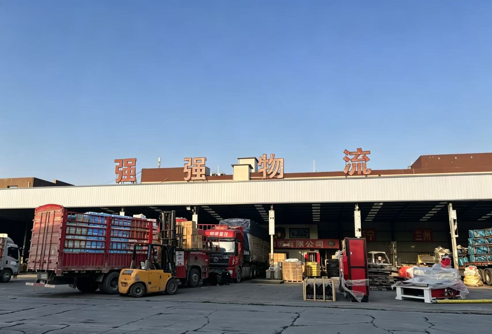 仓库内部作业实景