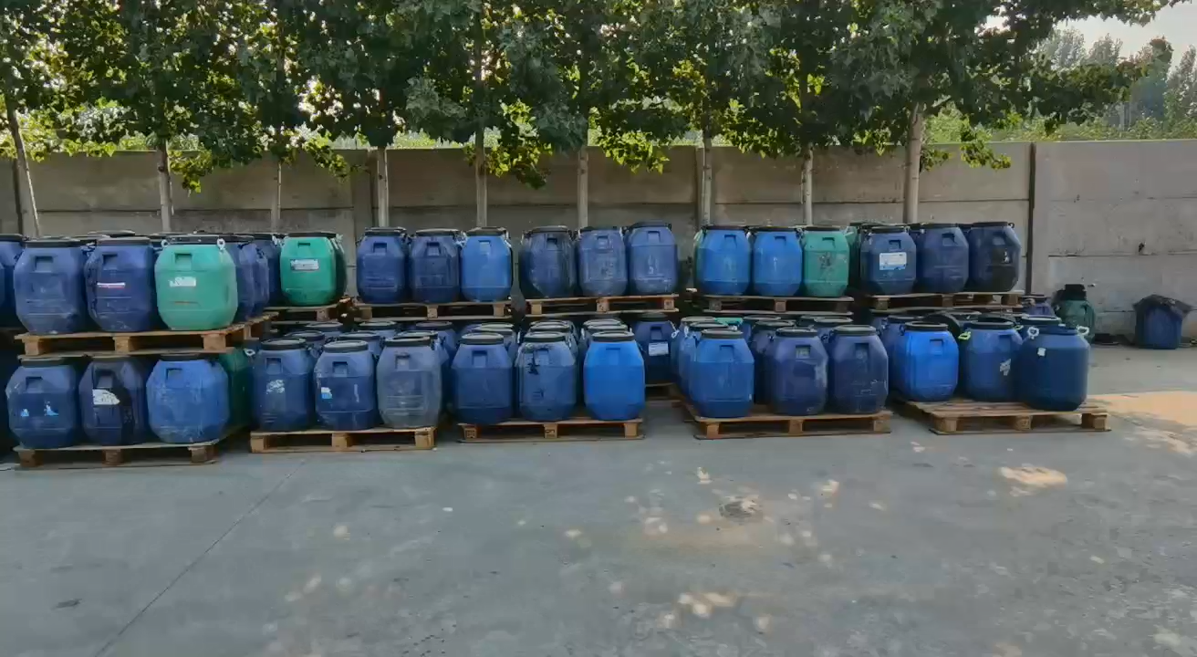 辛集市永兴乳化沥青厂-厂区成品桶装沥青露天标准化仓储.png