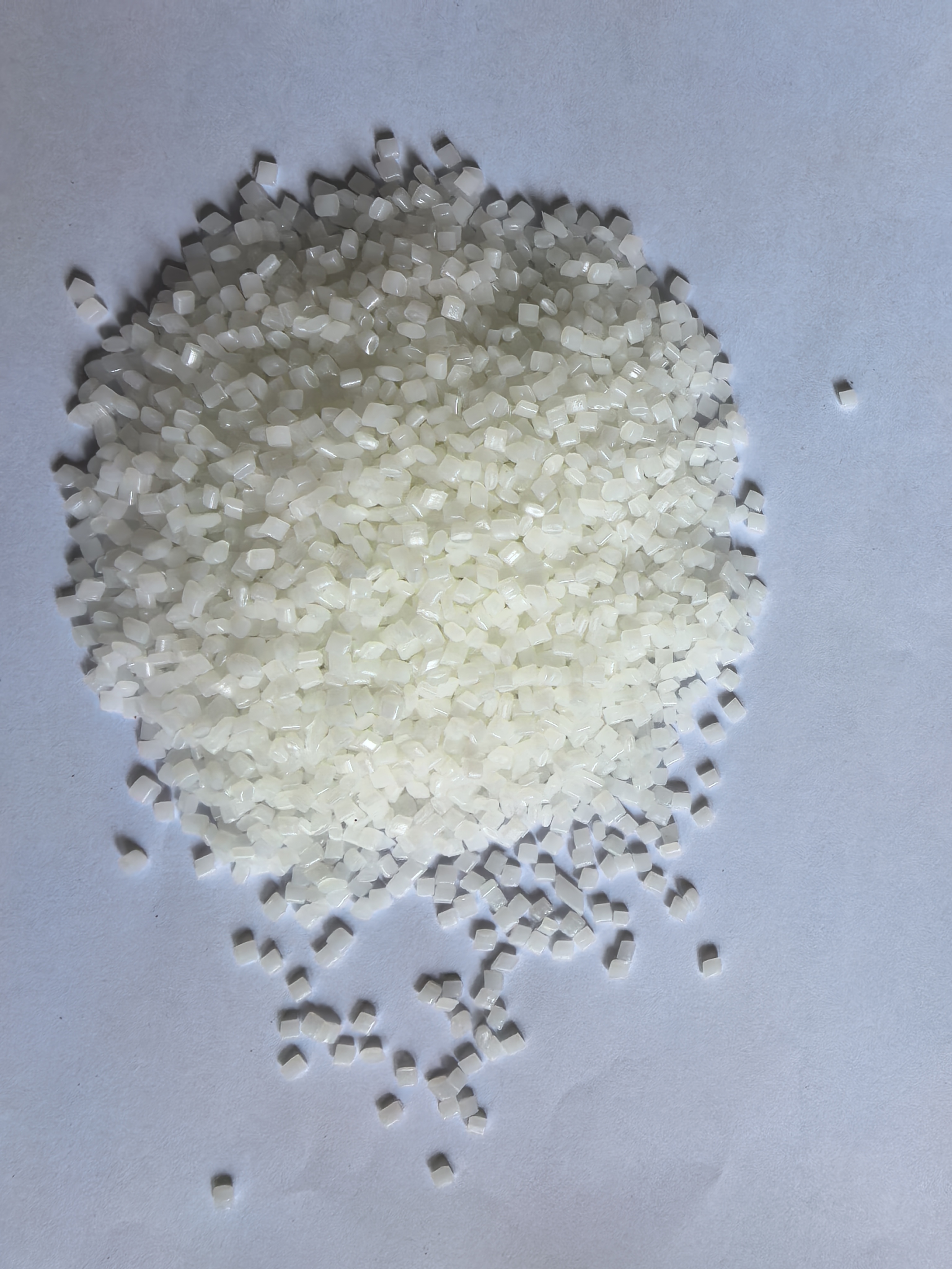 超高分子量聚乙烯管材产品展示，可能用于管道内衬