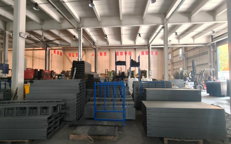 梯式镀锌桥架应用于工业厂房场景