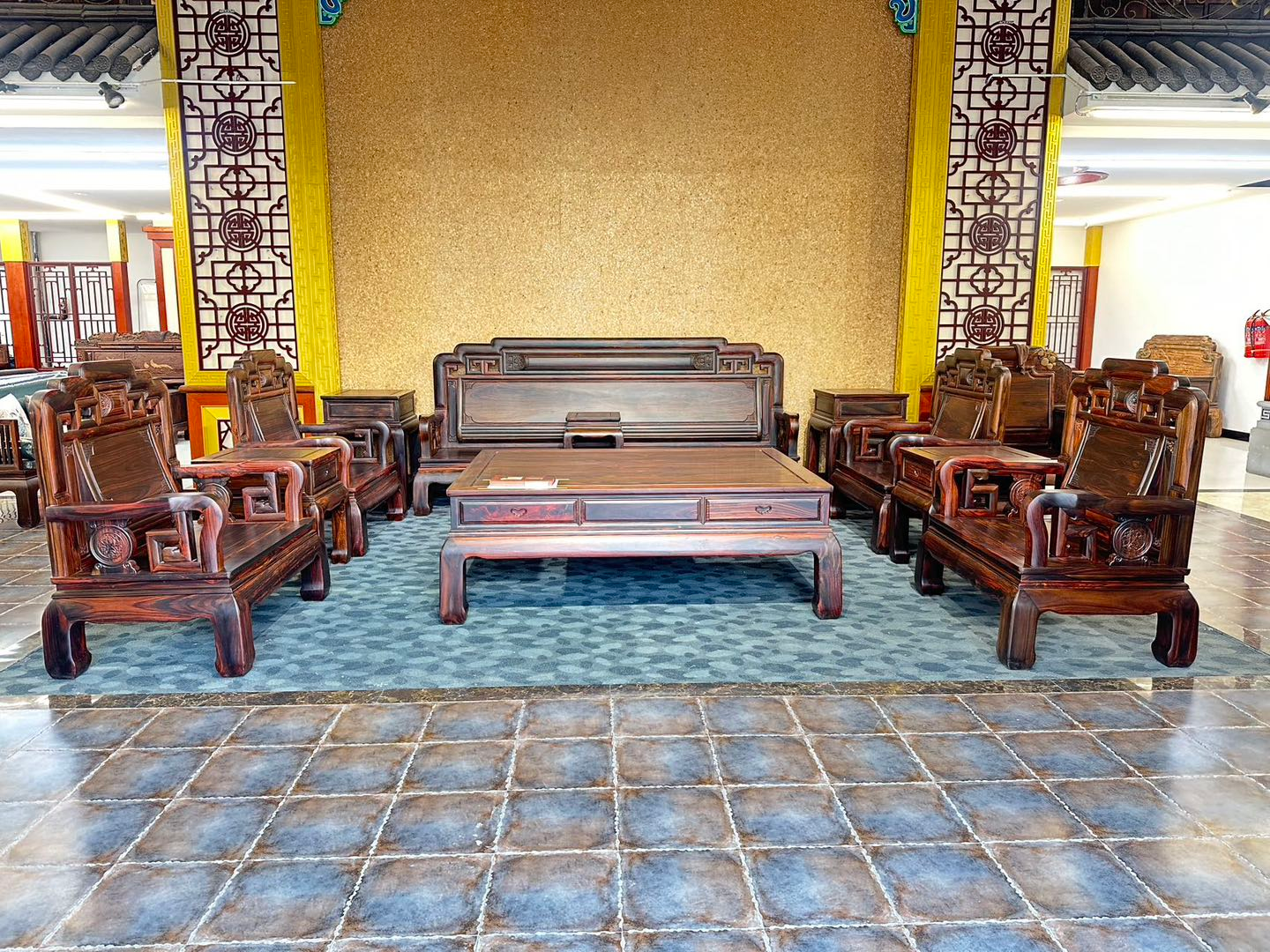 不同风格红木家具在实景展厅中的效果